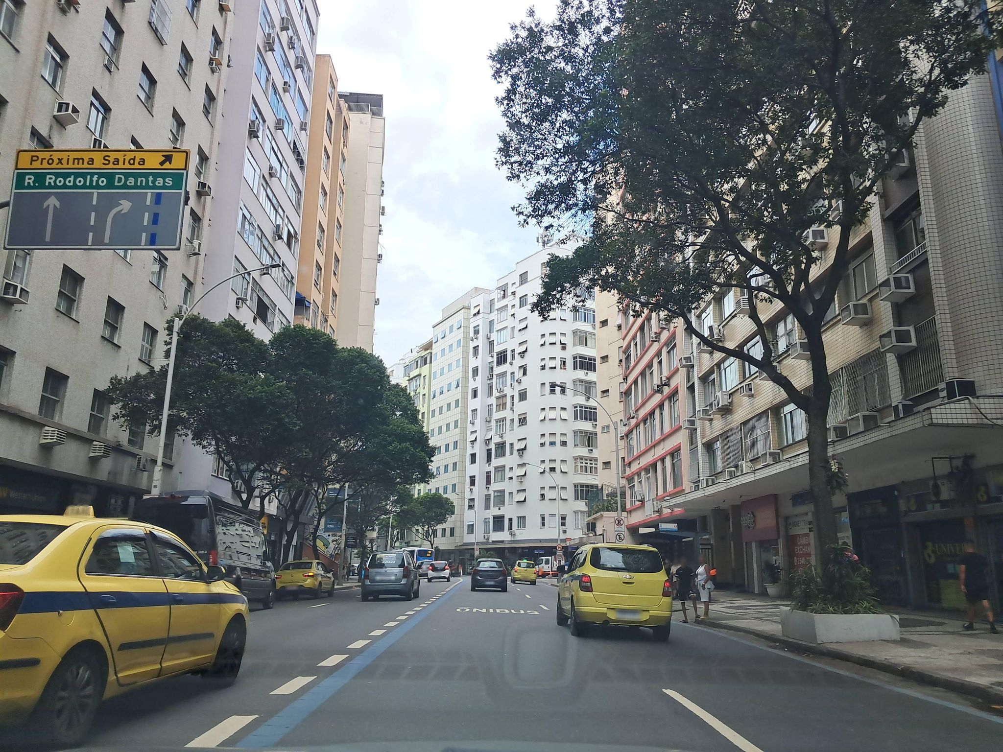 Street-level view near Edíficio Quatro Nações, Copacabana