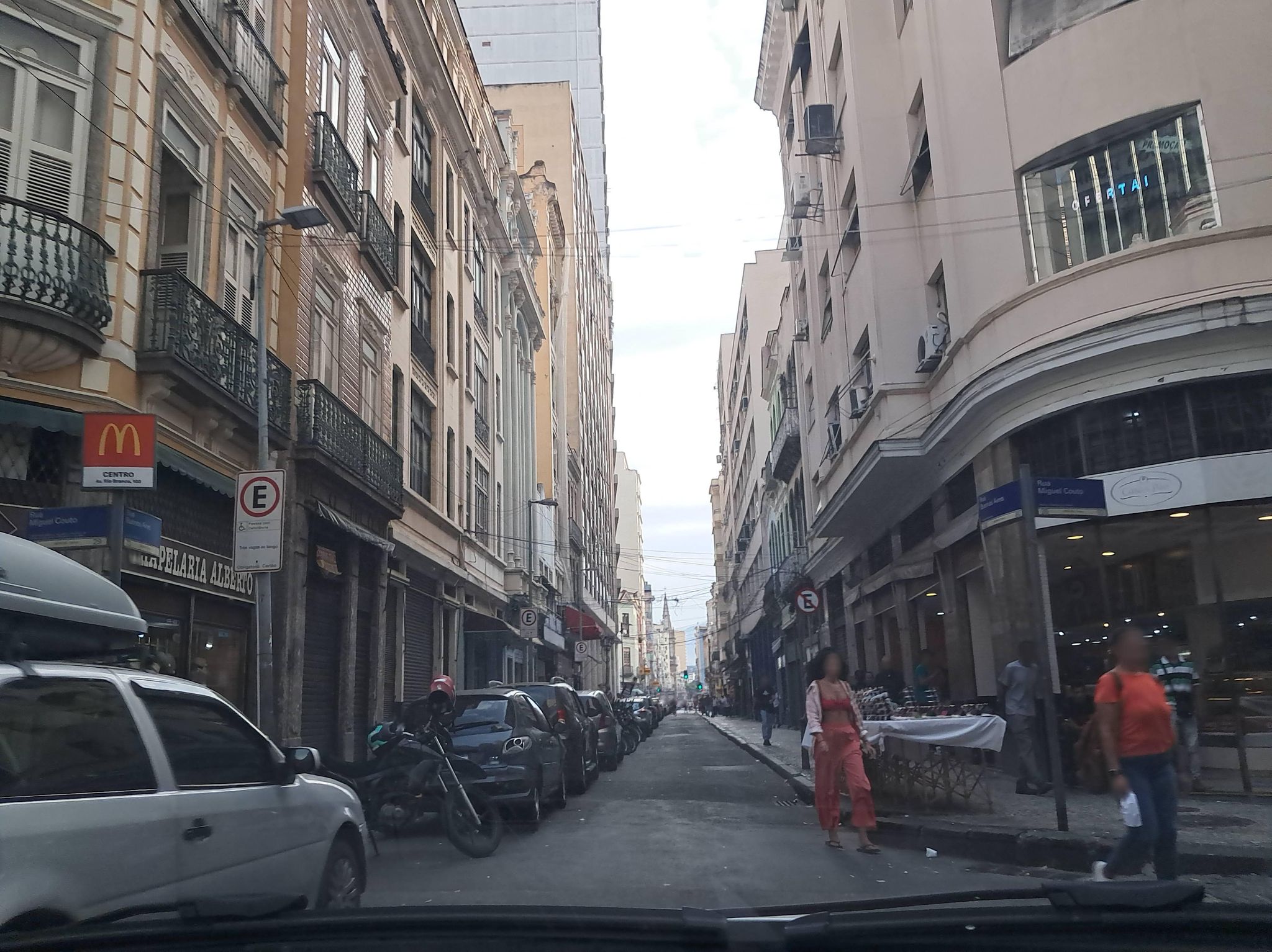 Street-level view near Edifício Quatro Nações, Centro