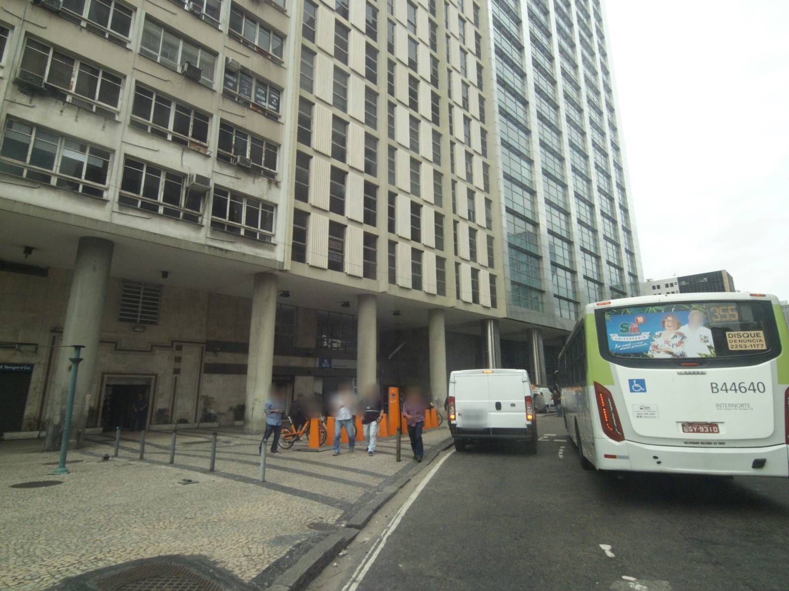 Street-level view near Edifício Quatrocentão, Centro