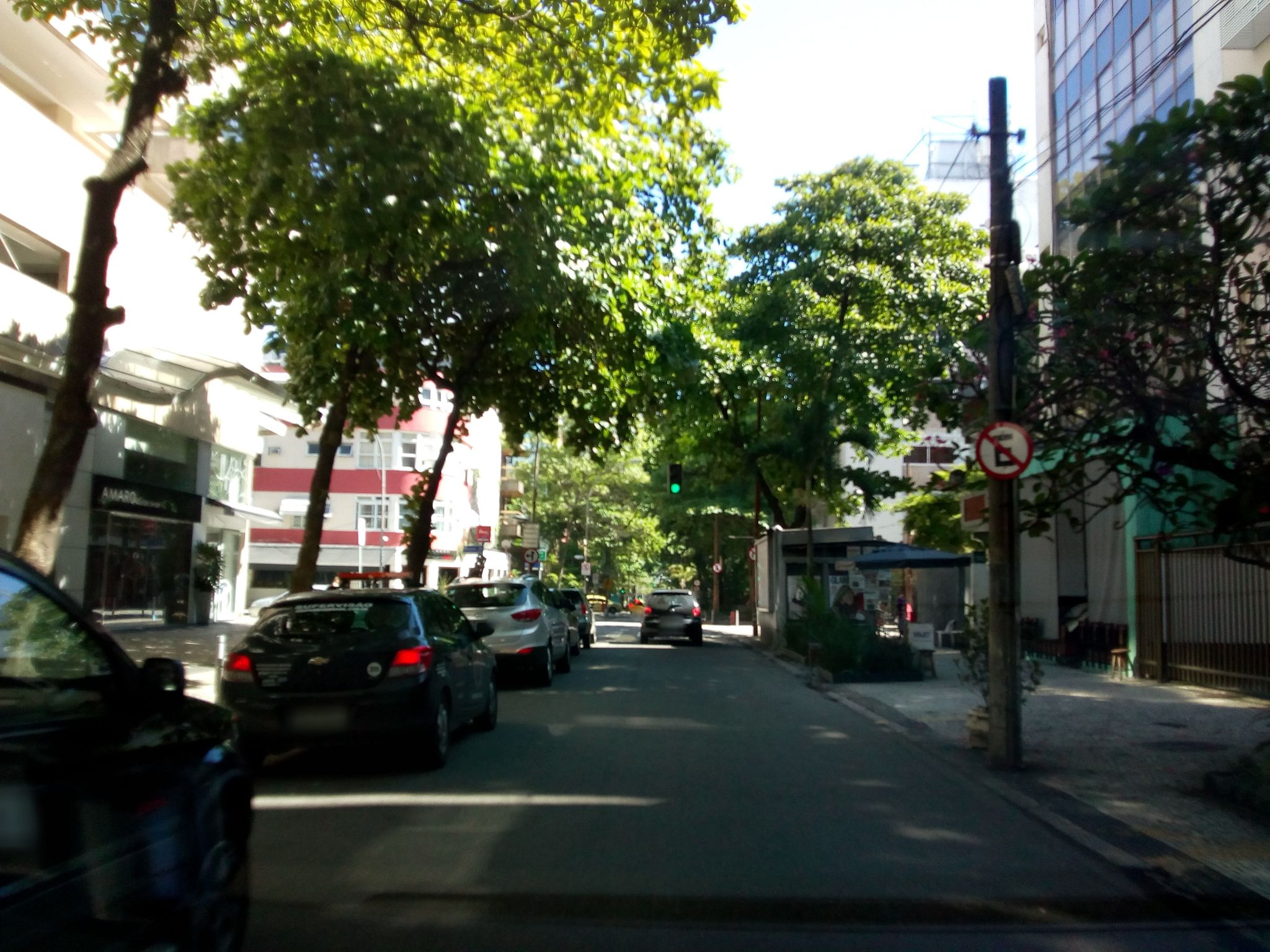 Street-level view near Edifício Queem Raisa, Ipanema