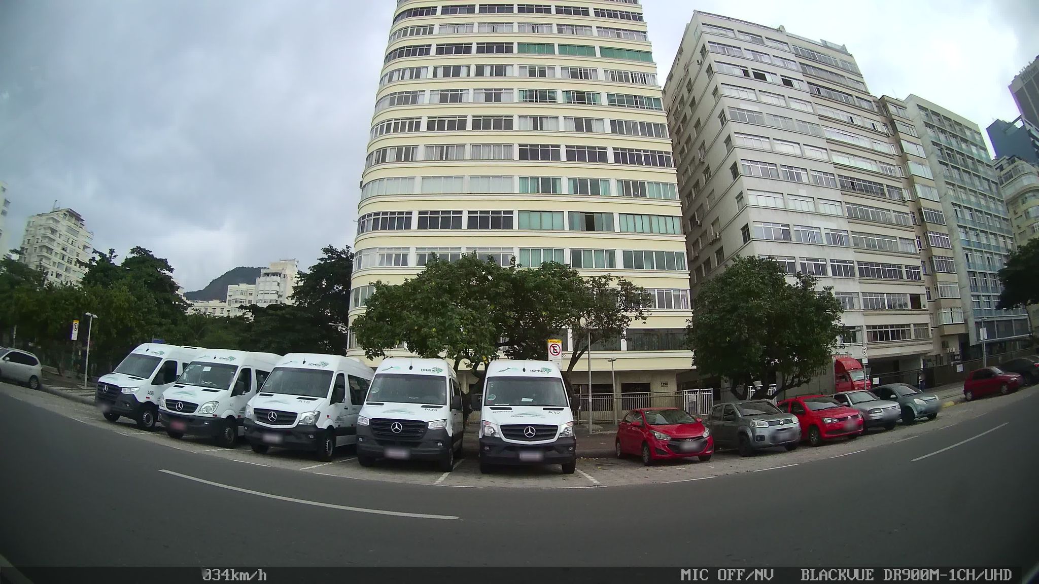 Street-level view near Edíficio Queen Elizabeth, Leme