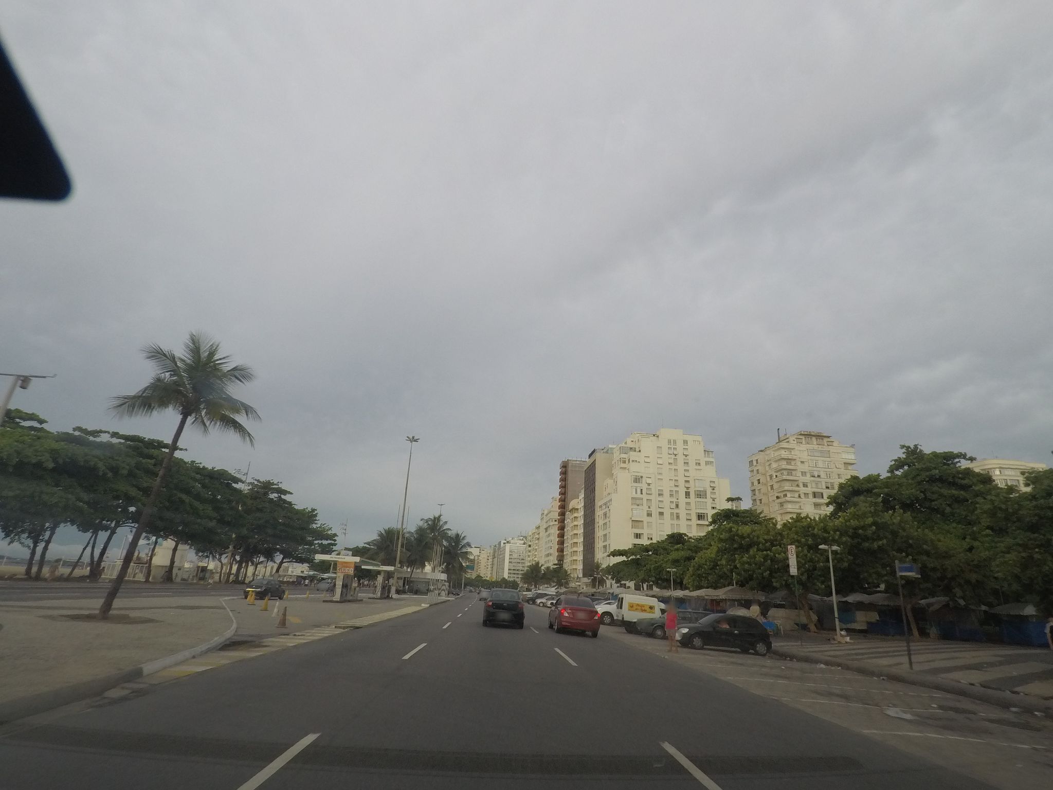 Street-level view near Edíficio Queen Victoria, Leme