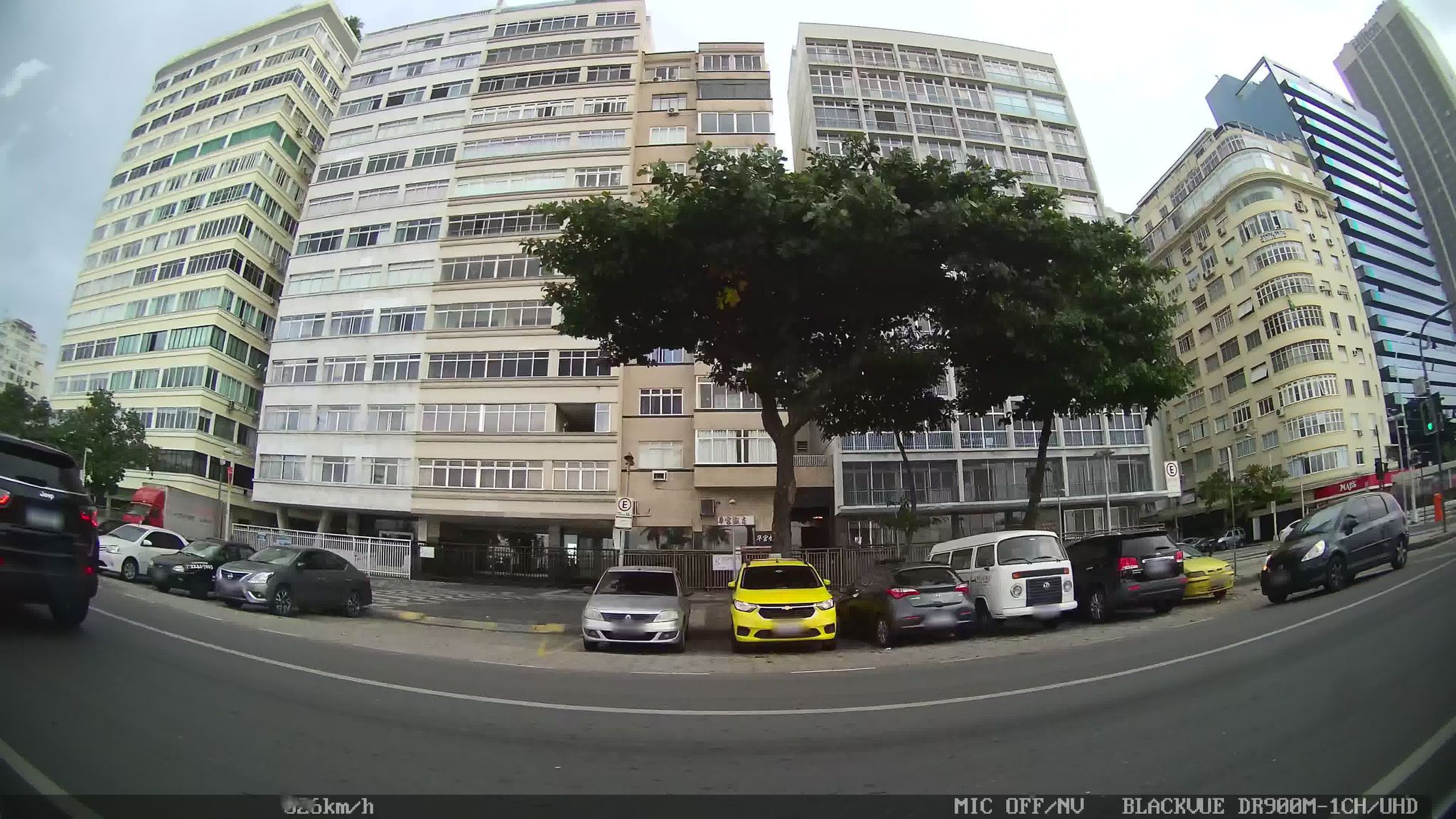 Street-level view near Edíficio Queen Victoria, Copacabana