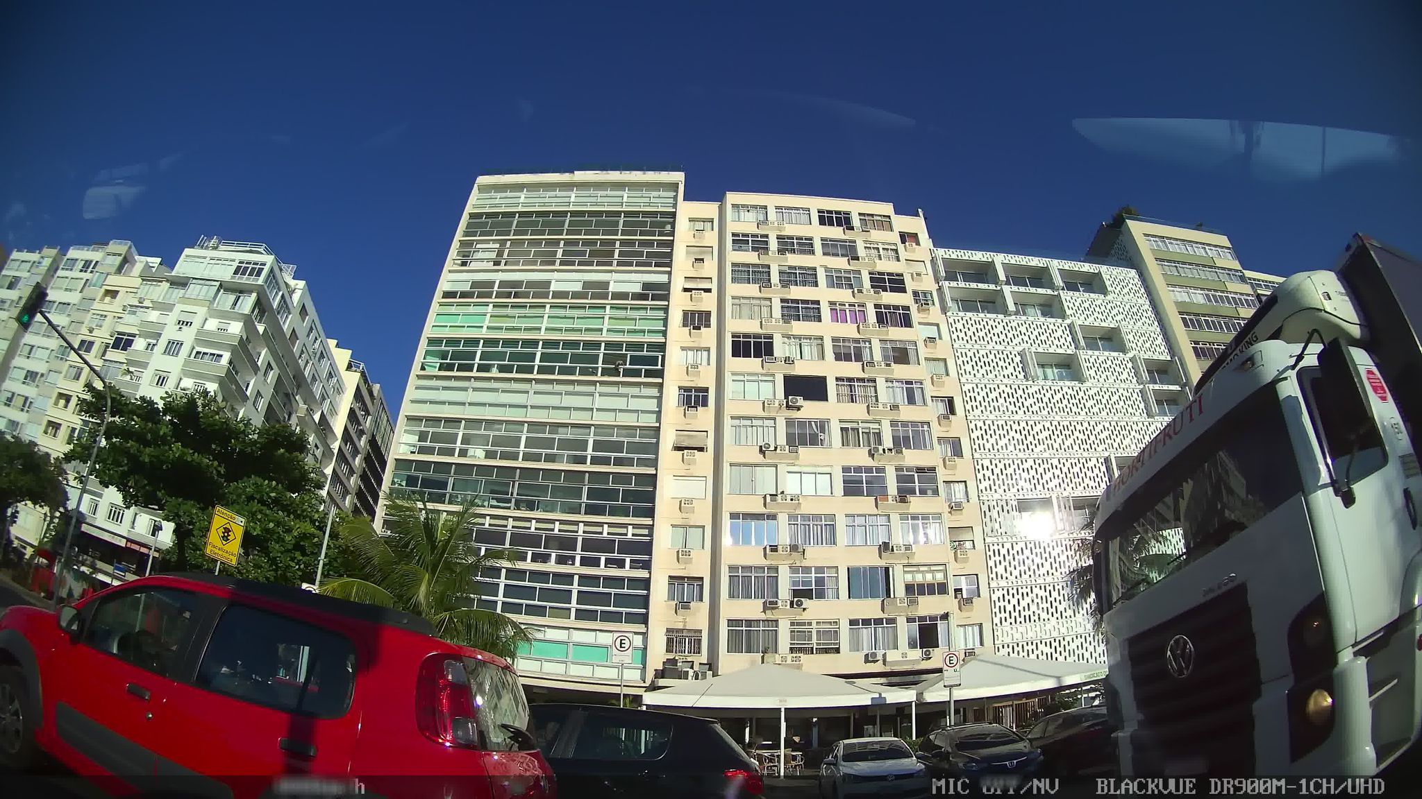 Street-level view near Edifício Quiandinha, Copacabana