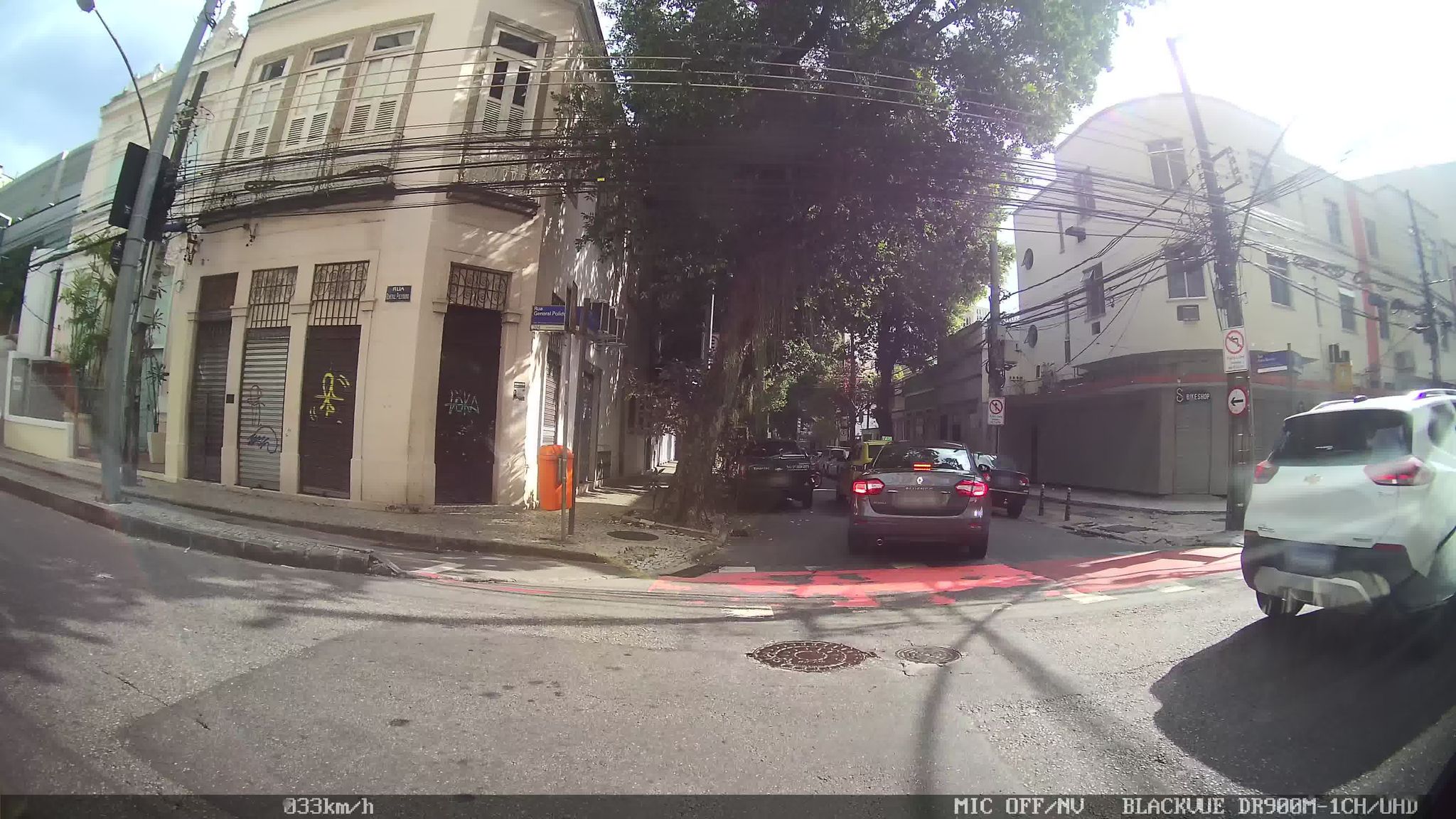 Street-level view near Edifício Quico, Botafogo