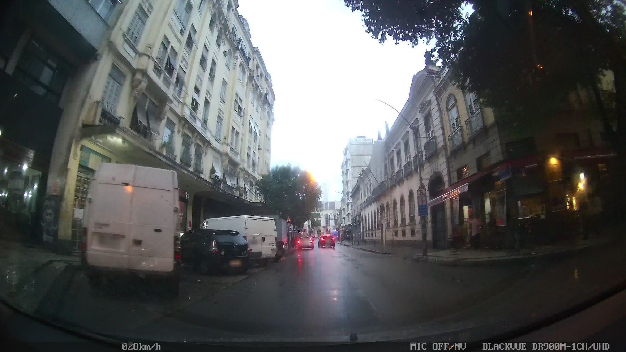 Street-level view near Edifício Racazo, Centro