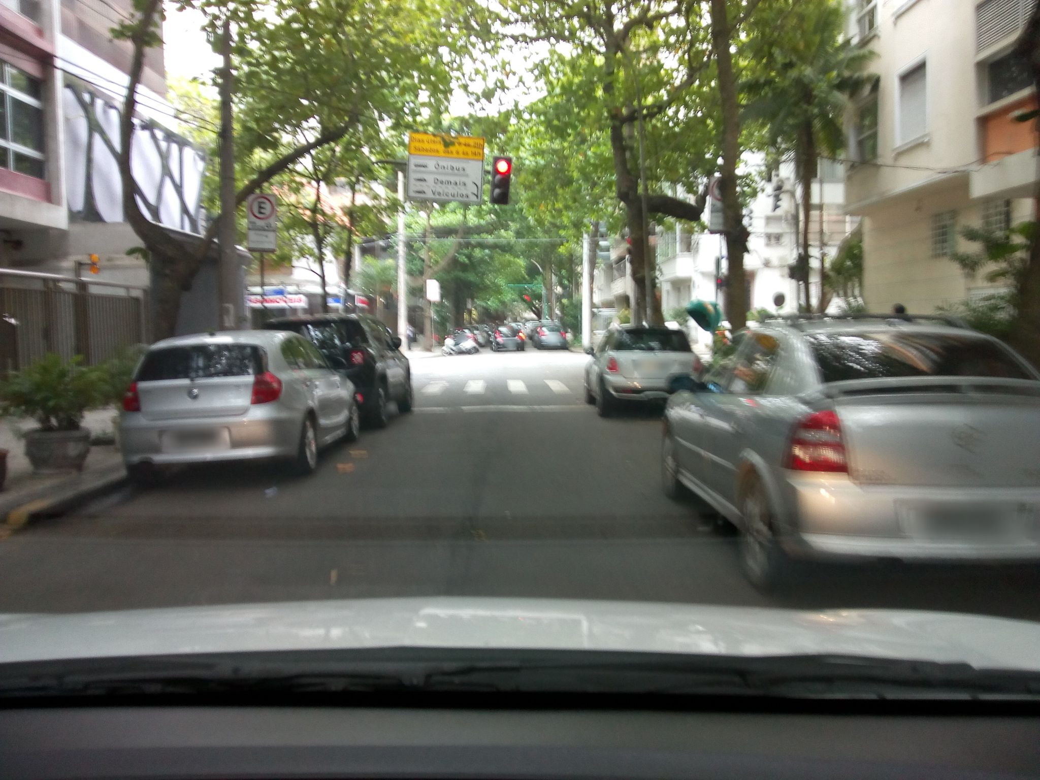 Street-level view near Edifício Rachel, Leblon