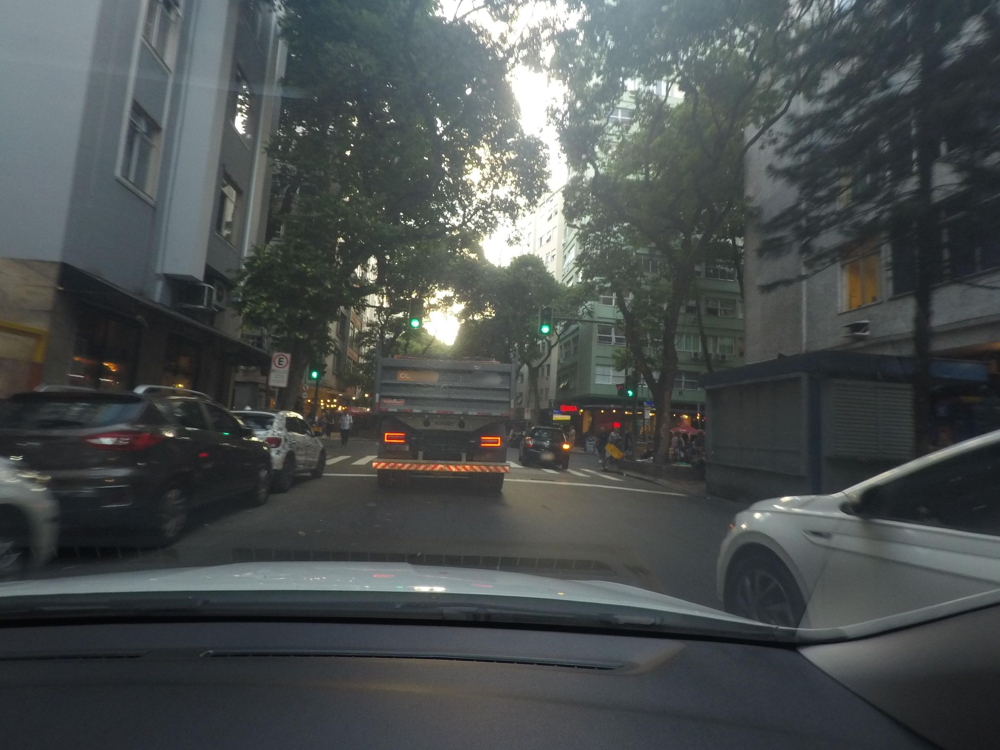 Street-level view near Edíficio Ramires, Copacabana
