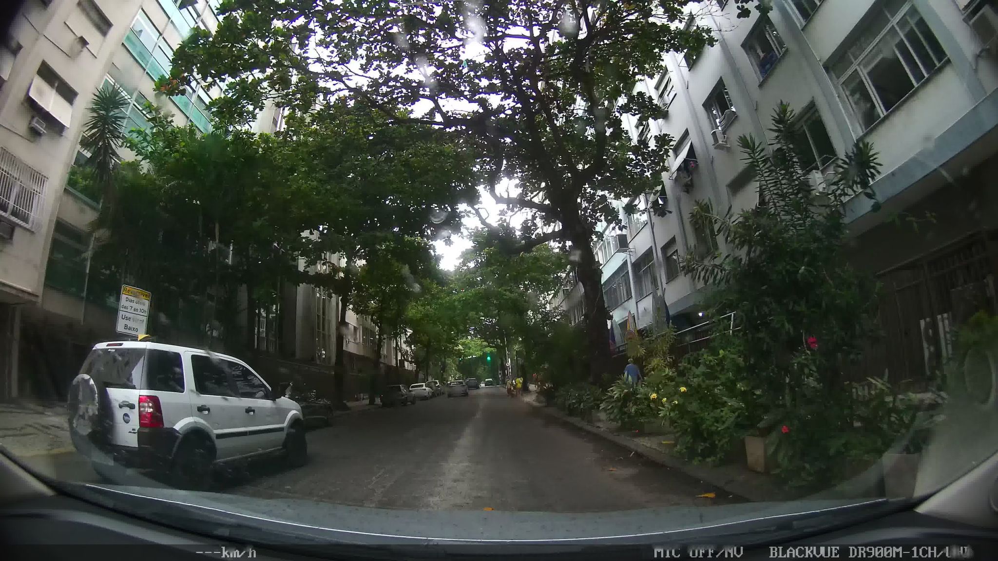 Street-level view near Edifício Raul Pompeia, Copacabana