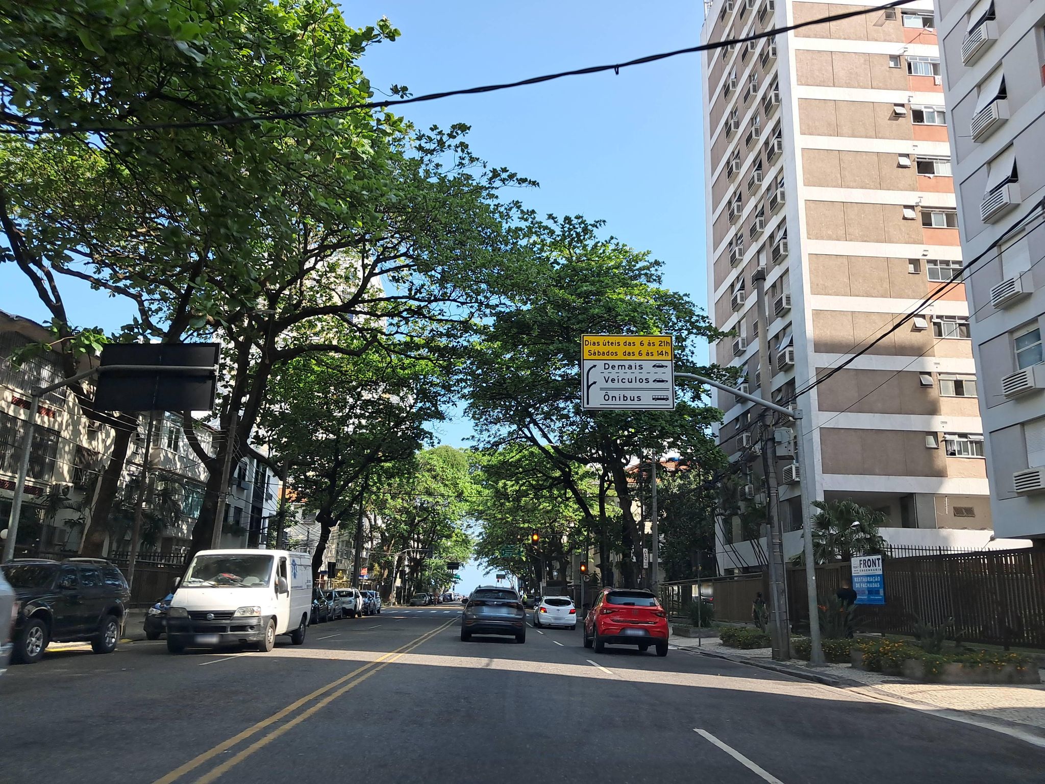 Street-level view near Edifício Ravel, Leblon