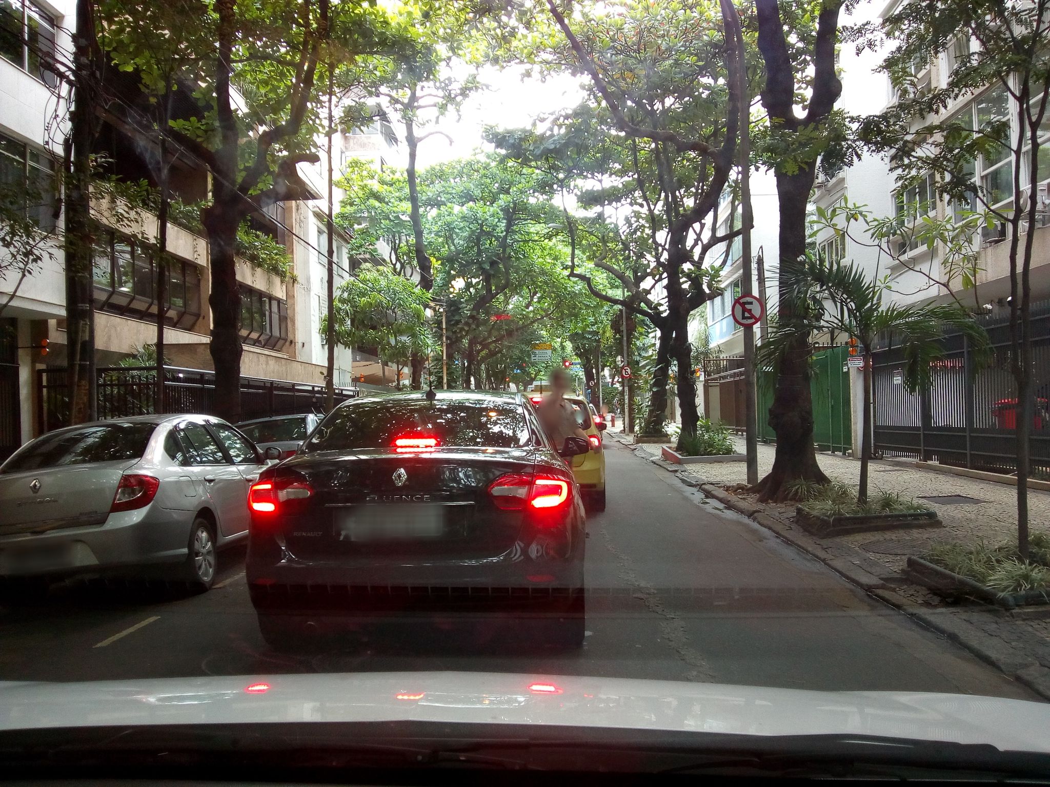Street-level view near Edifício Ravena, Leblon
