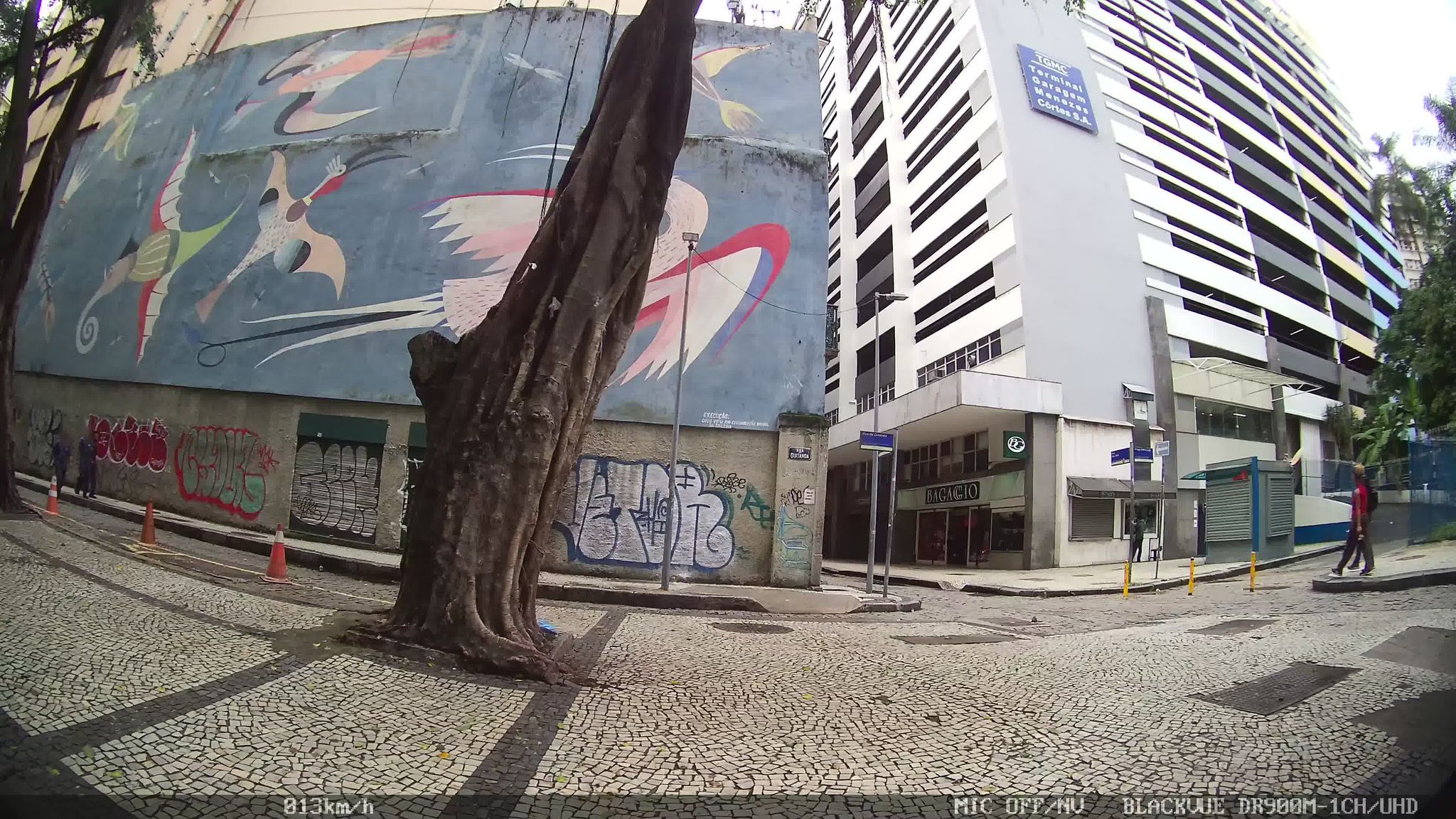 Street-level view near Edifício Real Brasileiro, Centro