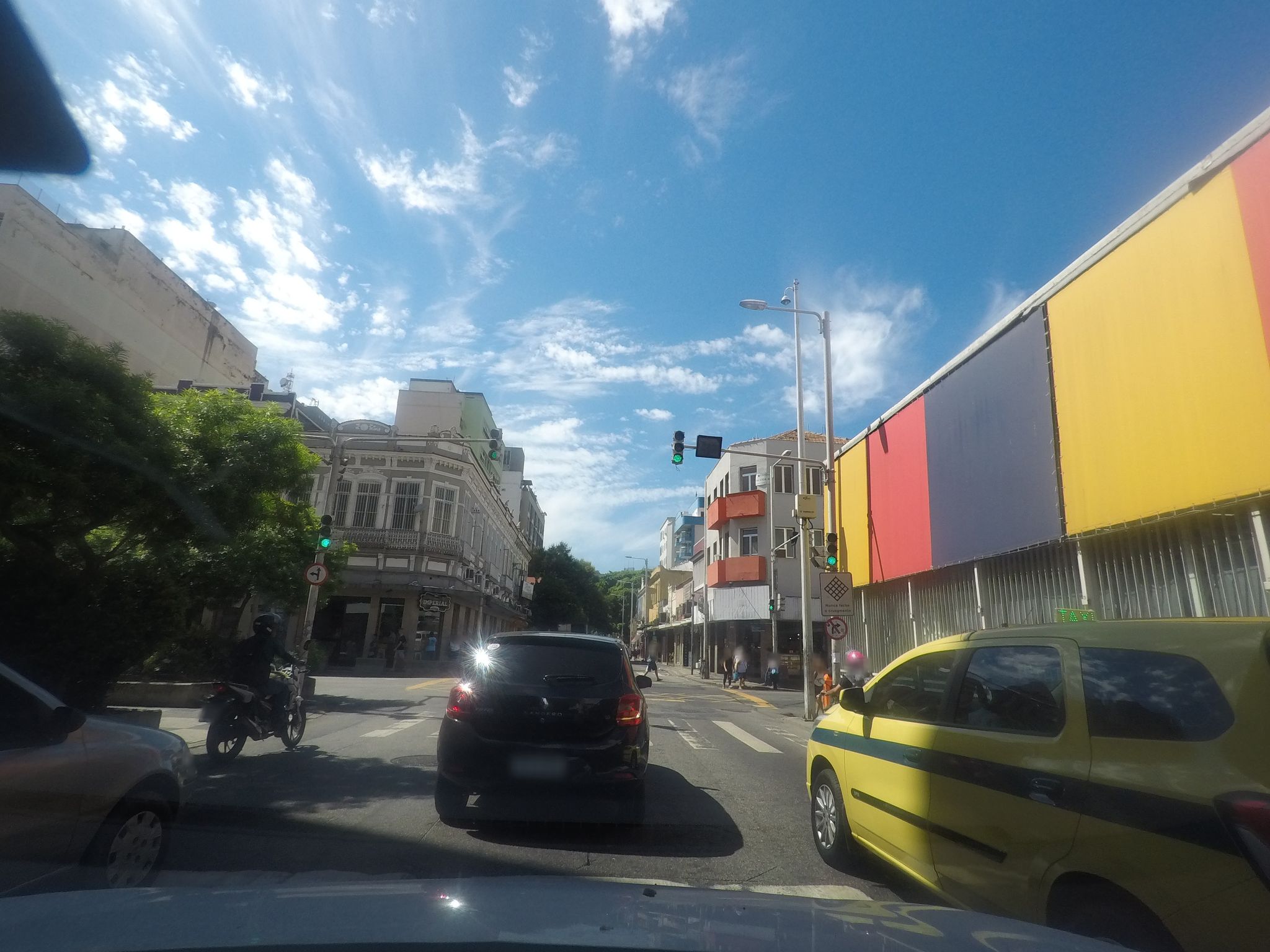 Street-level view near Edifício Real Center, Botafogo
