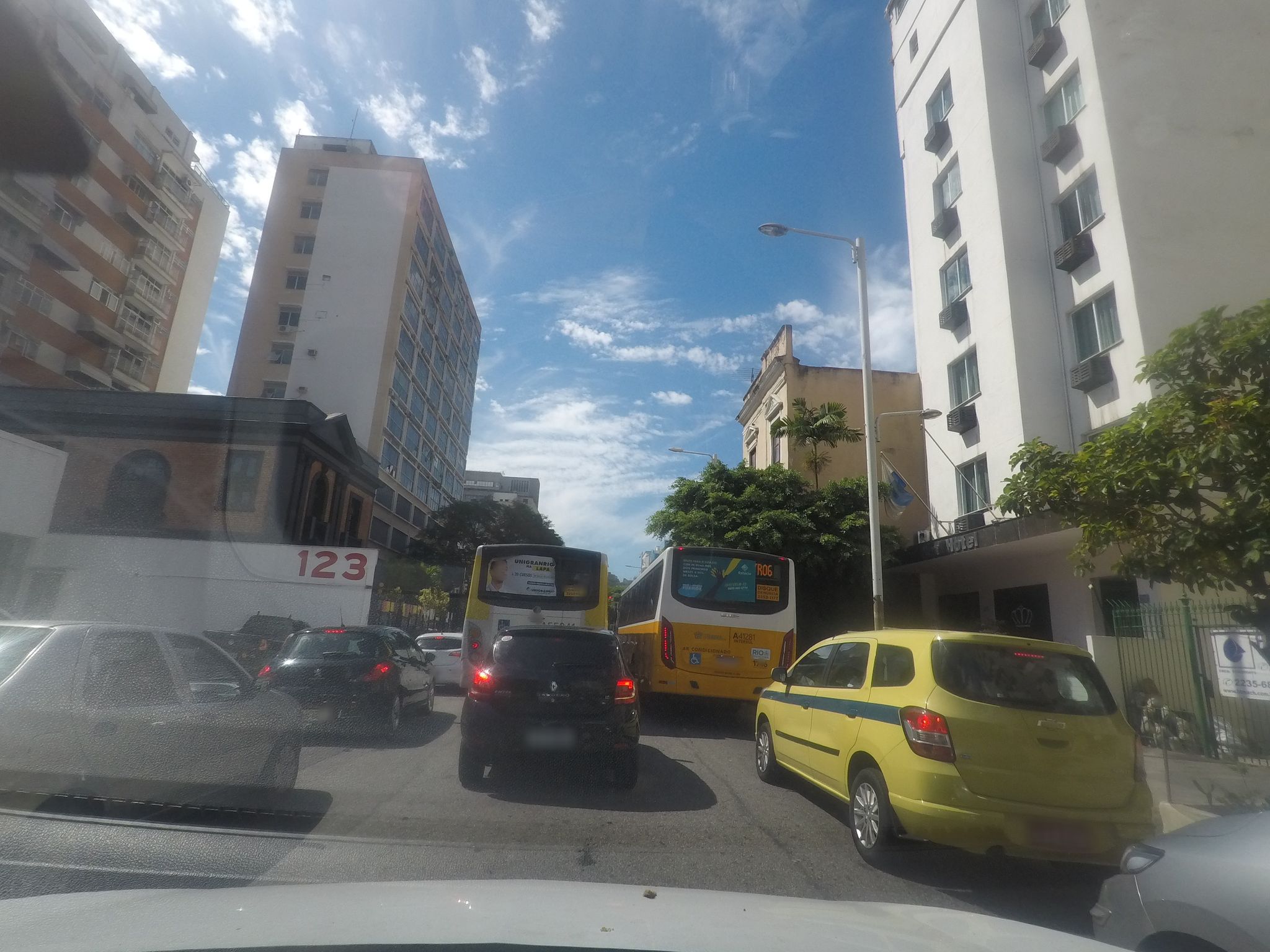 Street-level view near Edifício Real Grandeza, Botafogo