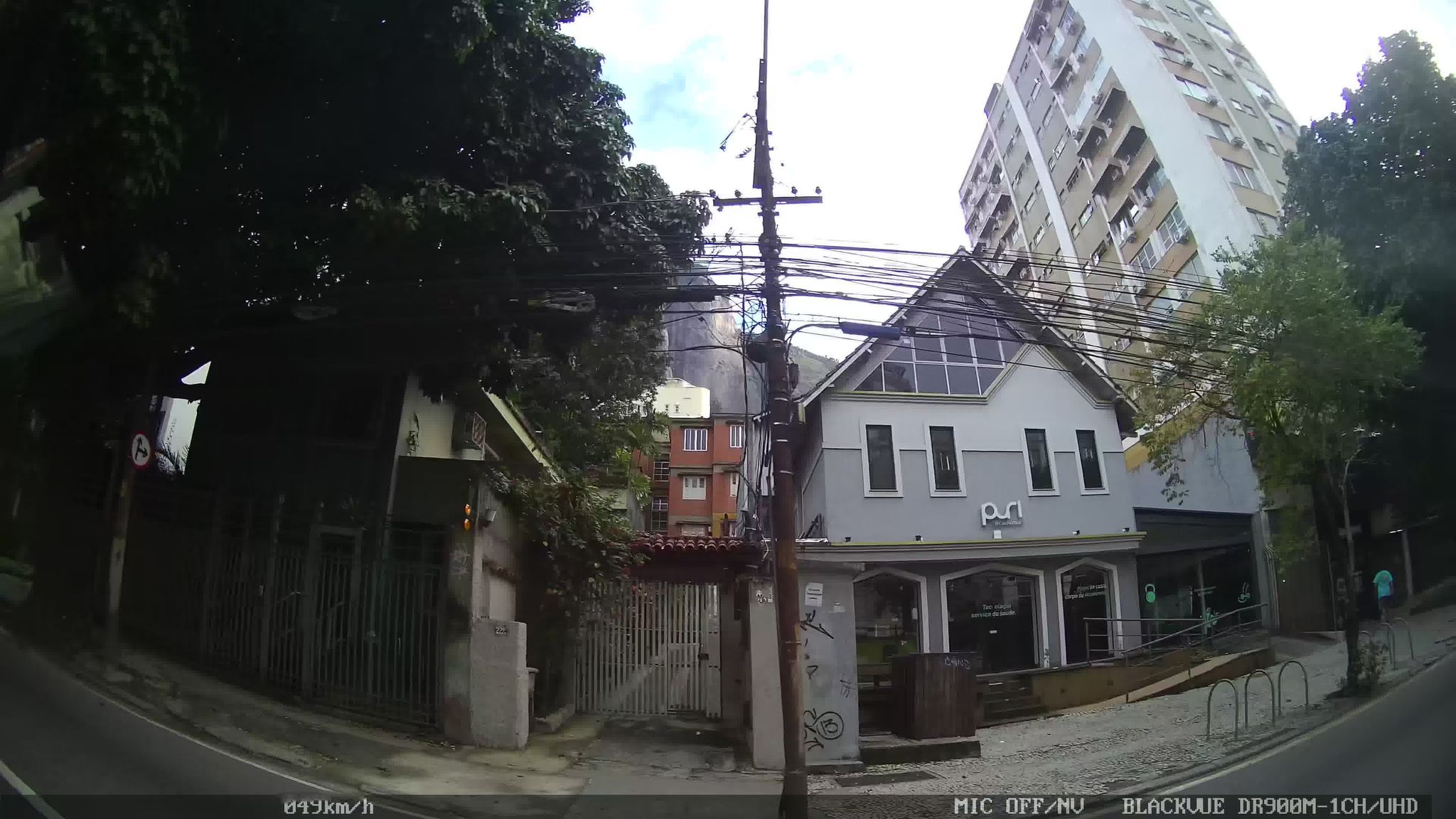 Street-level view near Edifício Redentor, Jardim Botânico