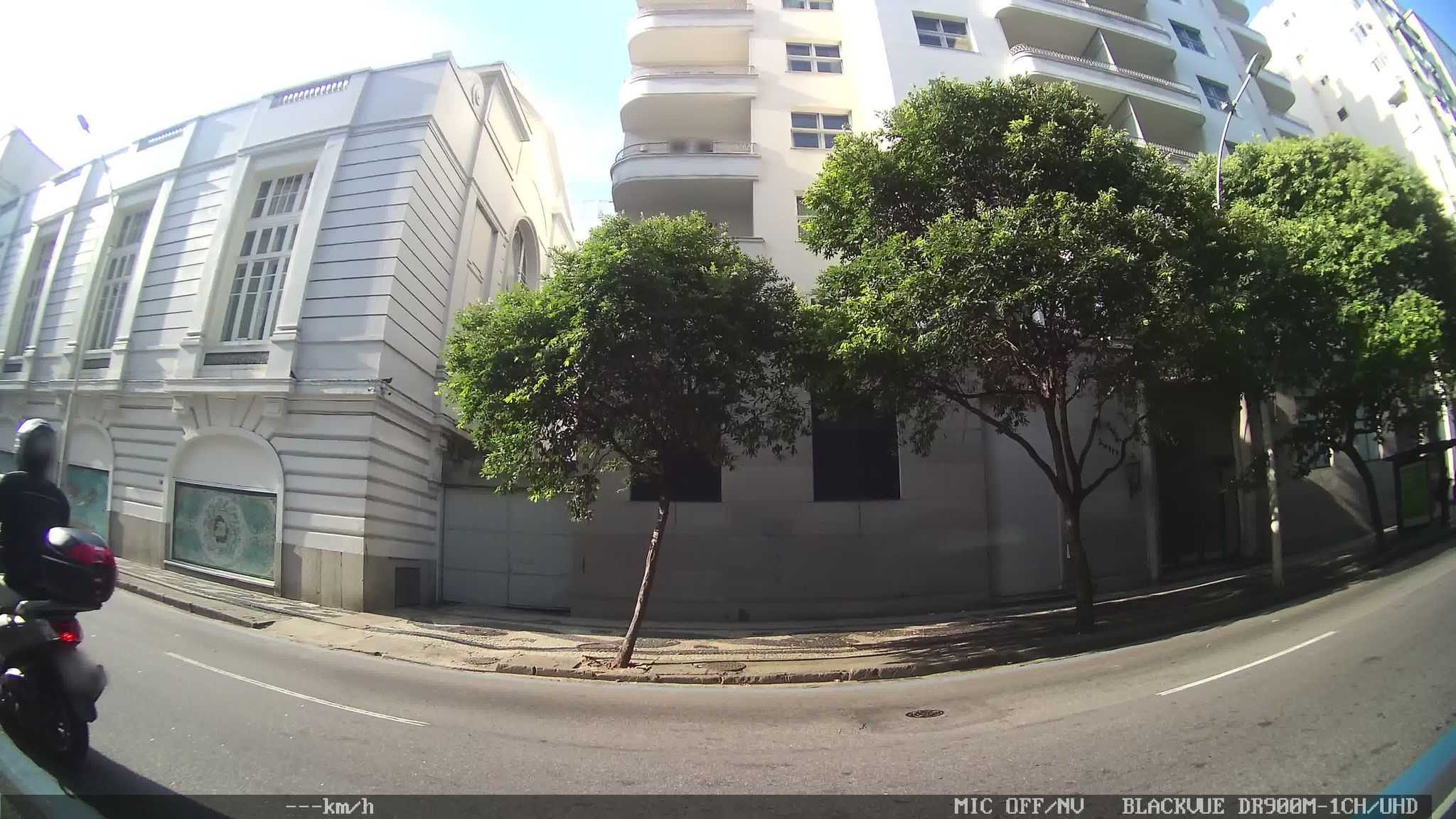 Street-level view near Edifício Regina Behar, Leme