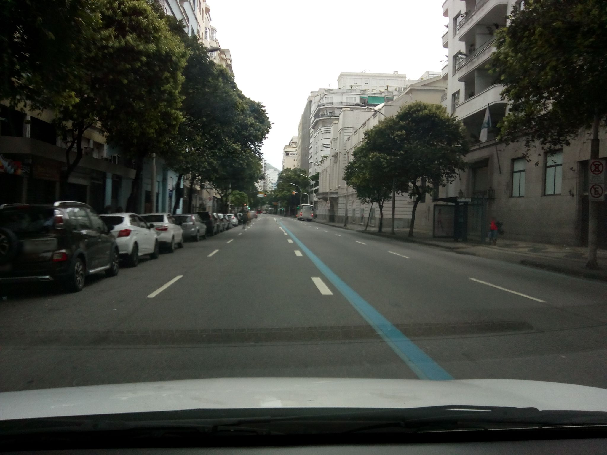 Street-level view near Edifício Regina Behar, Copacabana