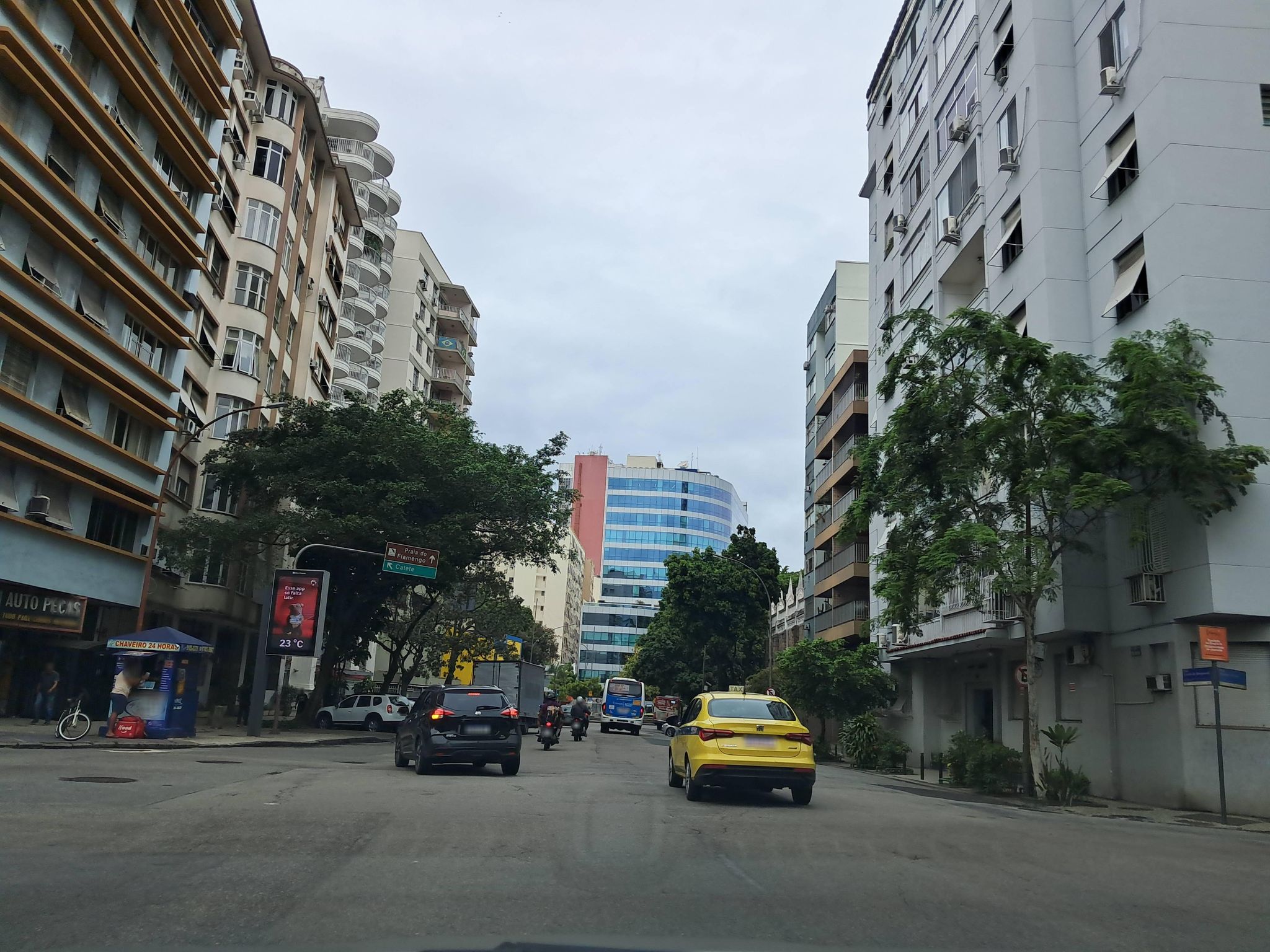 Street-level view near Edifício Regina Celi, Catete