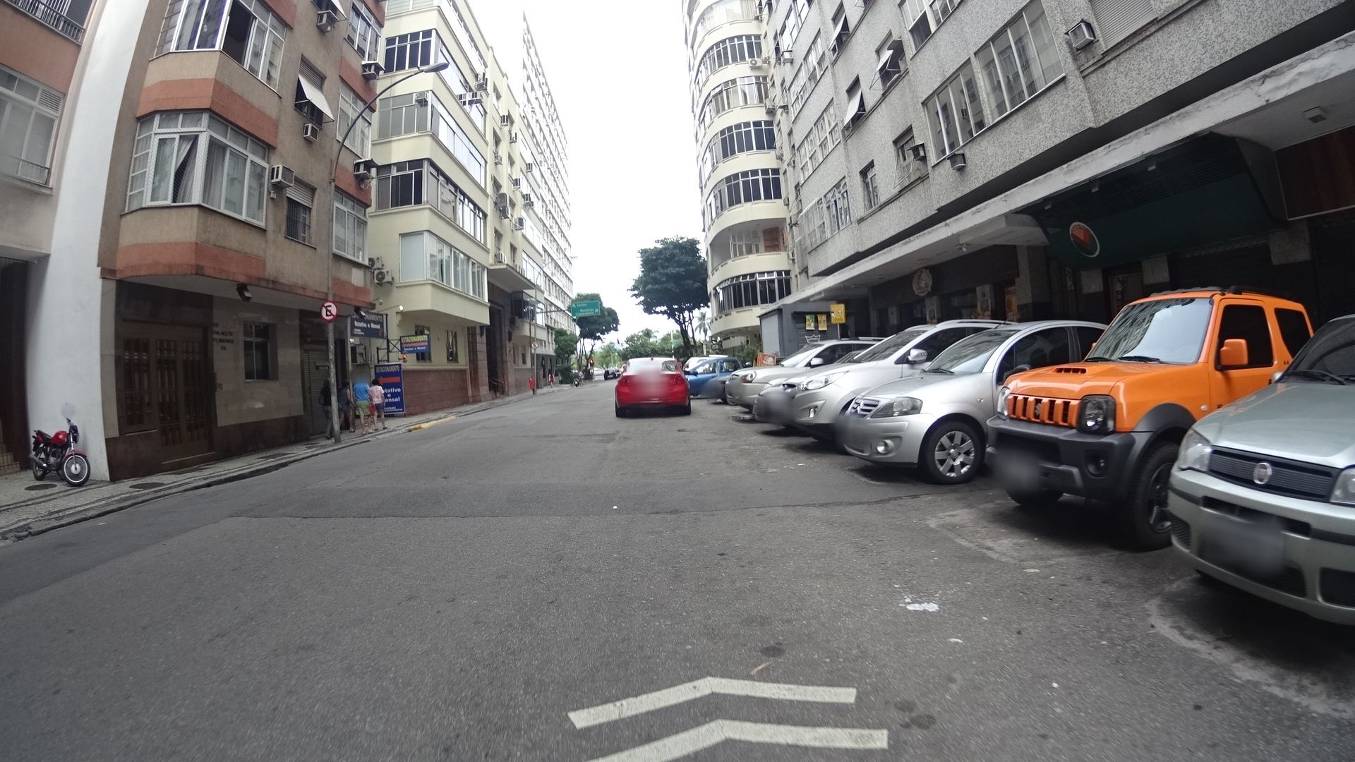 Street-level view near Edifício Regina, Flamengo