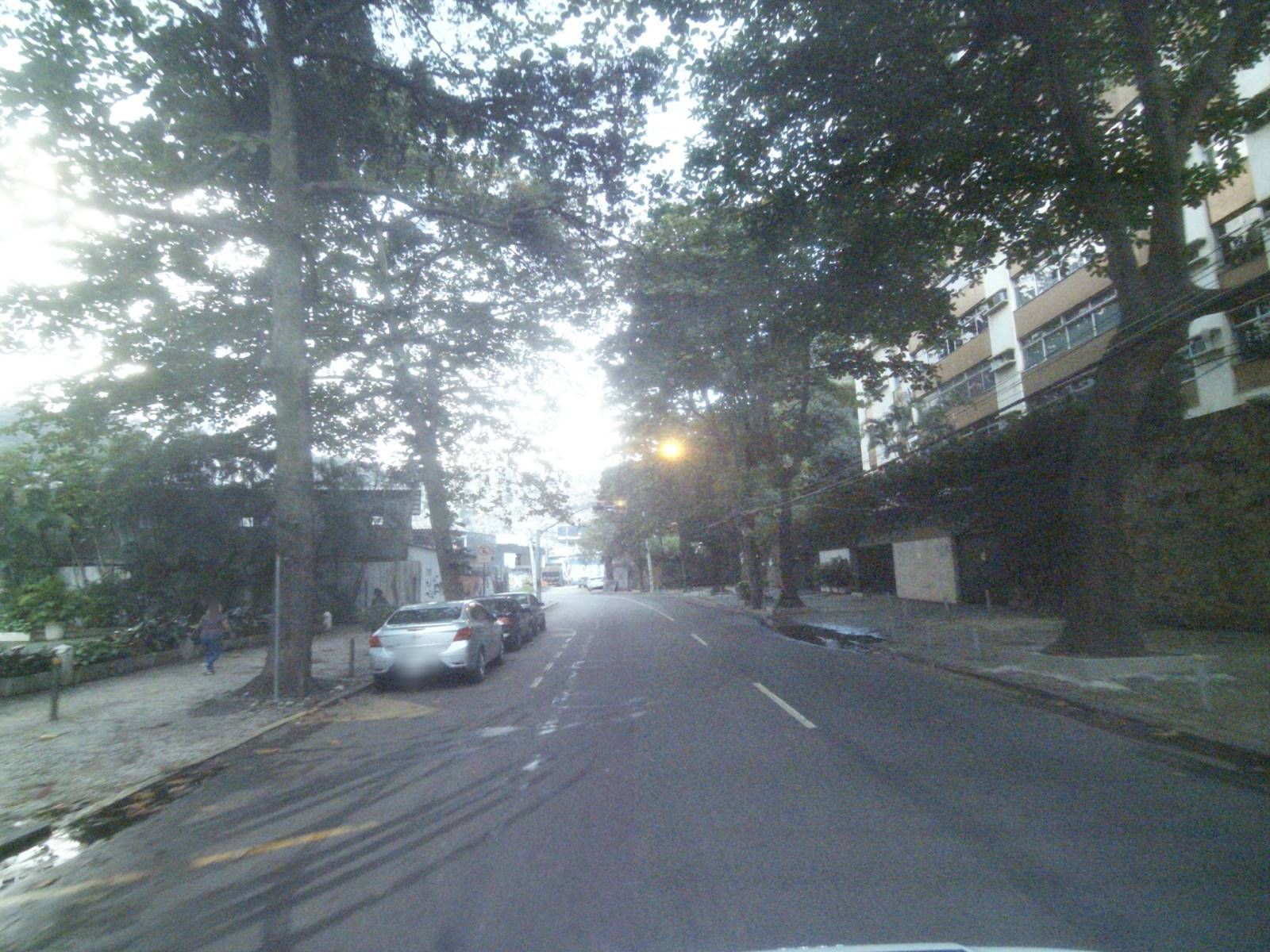 Street-level view near Edifício Rembrandth, São Conrado