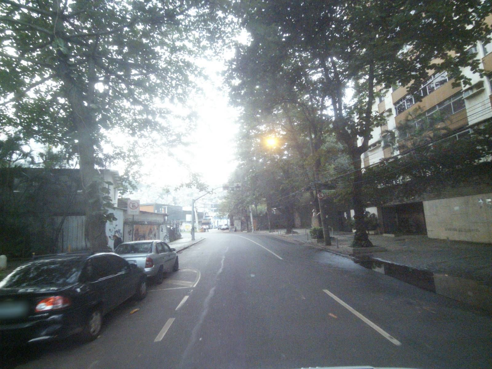 Street-level view near Edifício Rembrandth, Leblon