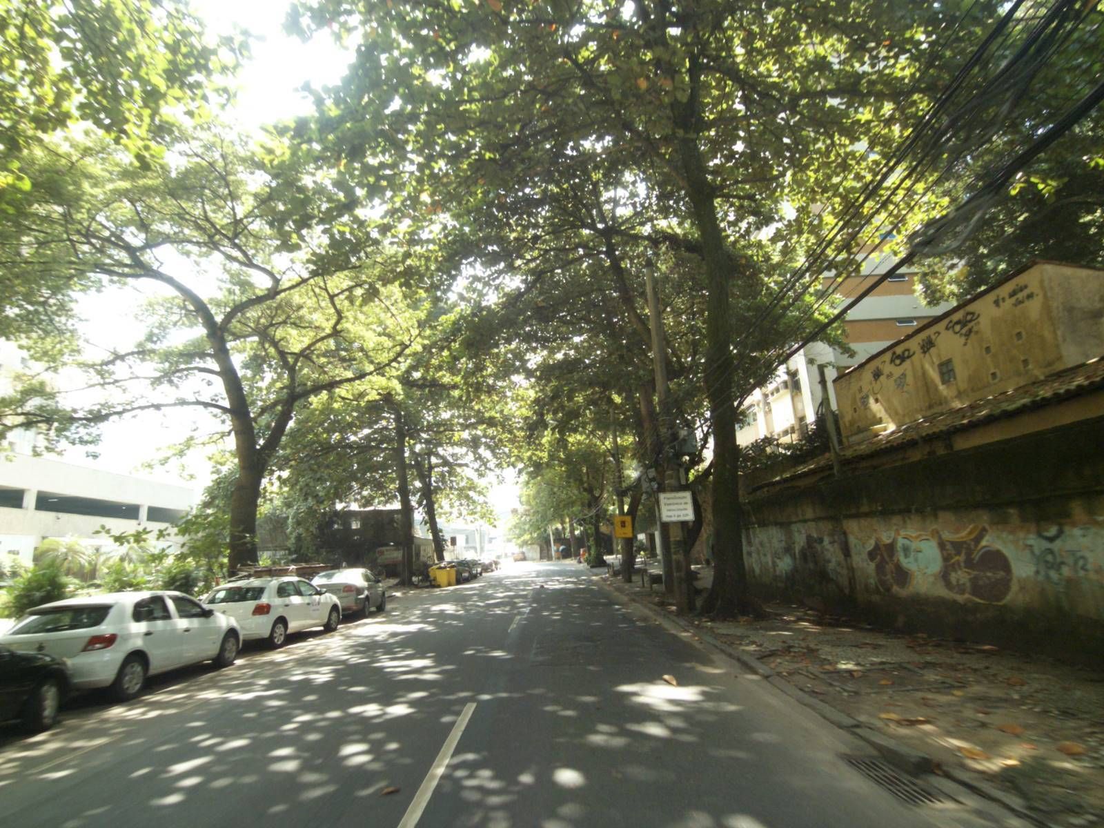 Street-level view near Edifício Rembrandth, Vidigal