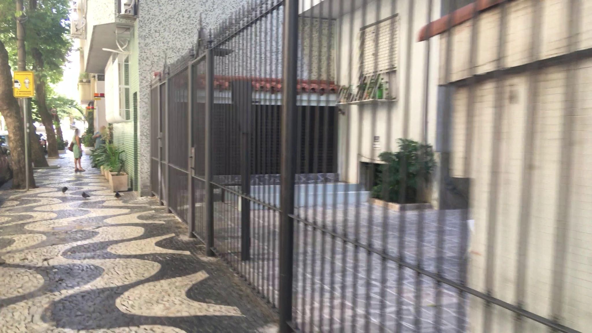 Street-level view near Edifício Renania, Catete
