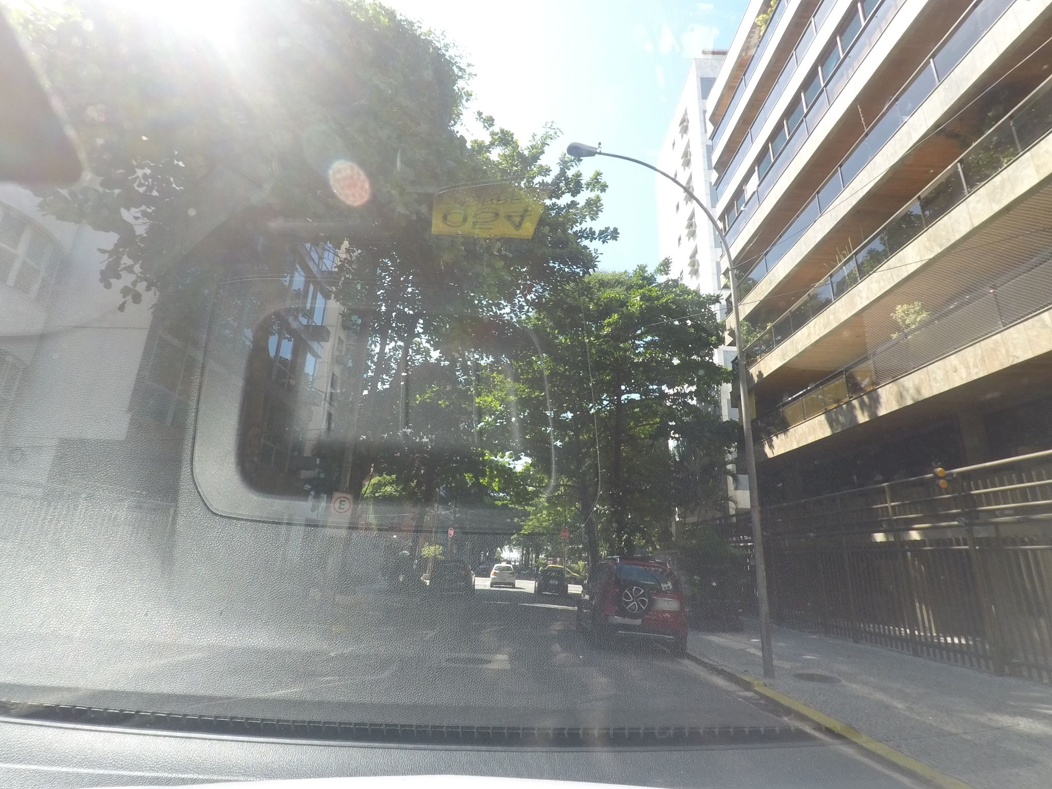 Street-level view near Edifício Renne, Leblon