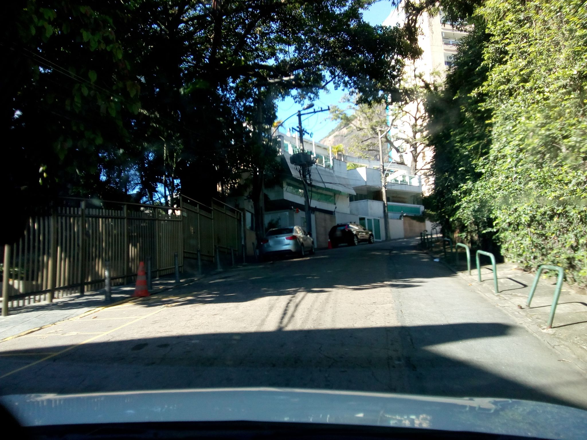 Street-level view near Edifício Residence Bellevue, Leblon