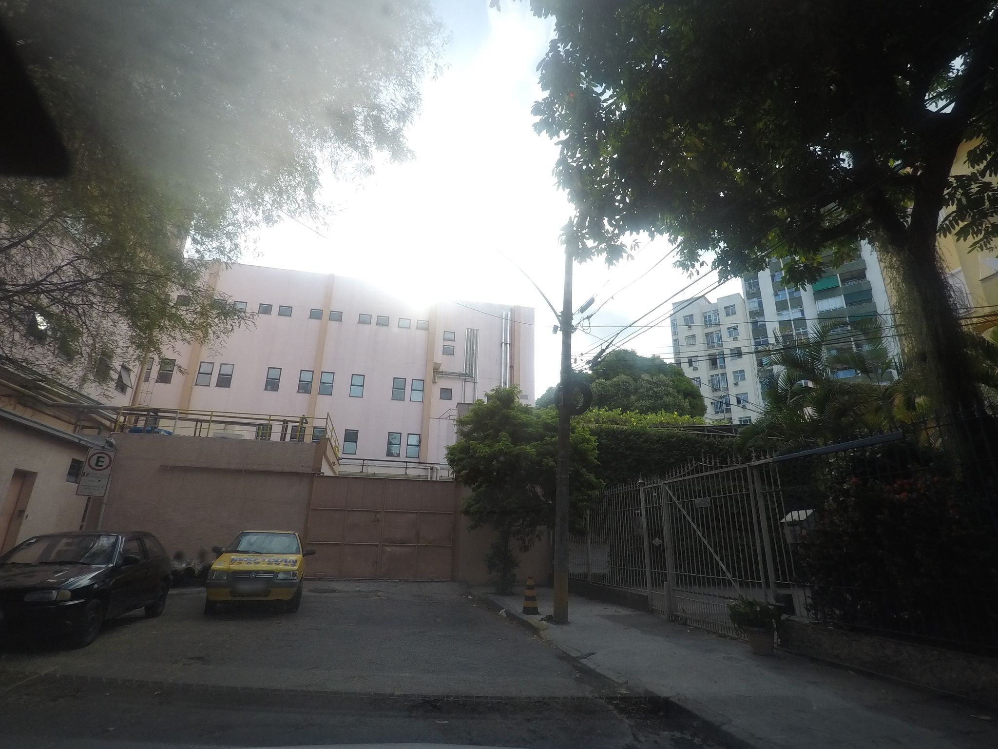 Street-level view near Edifício Residencial Burle, Humaitá