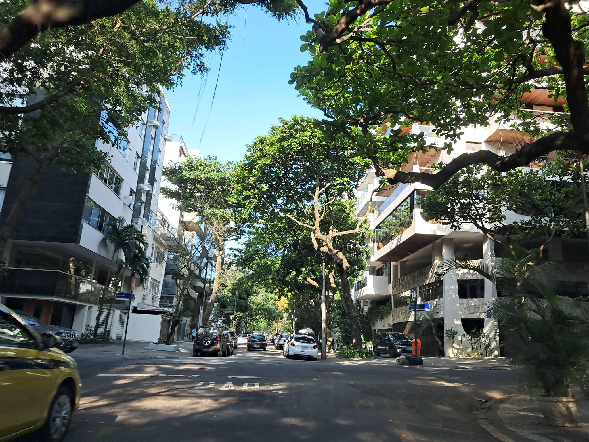 Street-level view near Edifício Residencial Robert Schumann, Ipanema