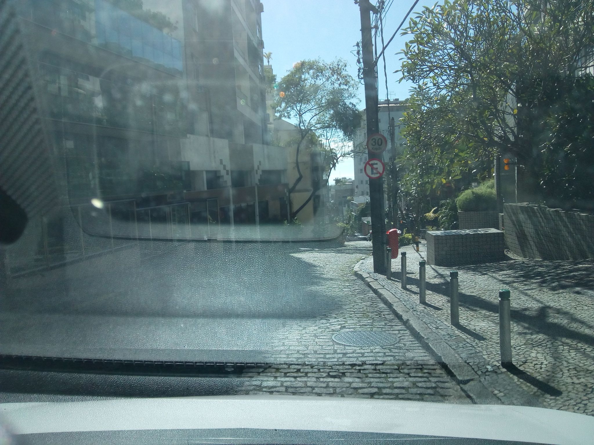 Street-level view near Edifício Residencial Sambaiba I, Leblon