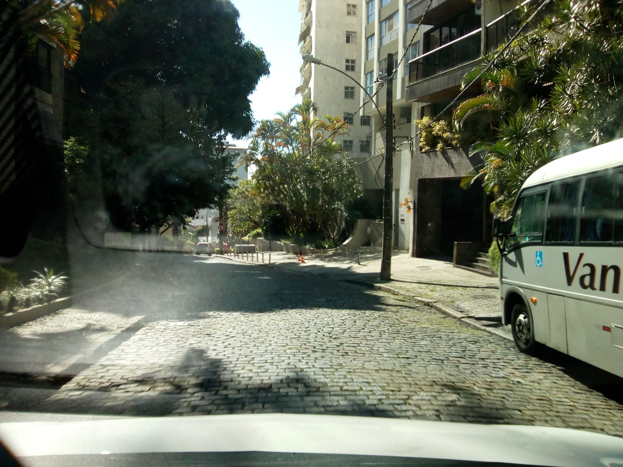 Street-level view near Edifício Residencial Scharladowsky, Leblon