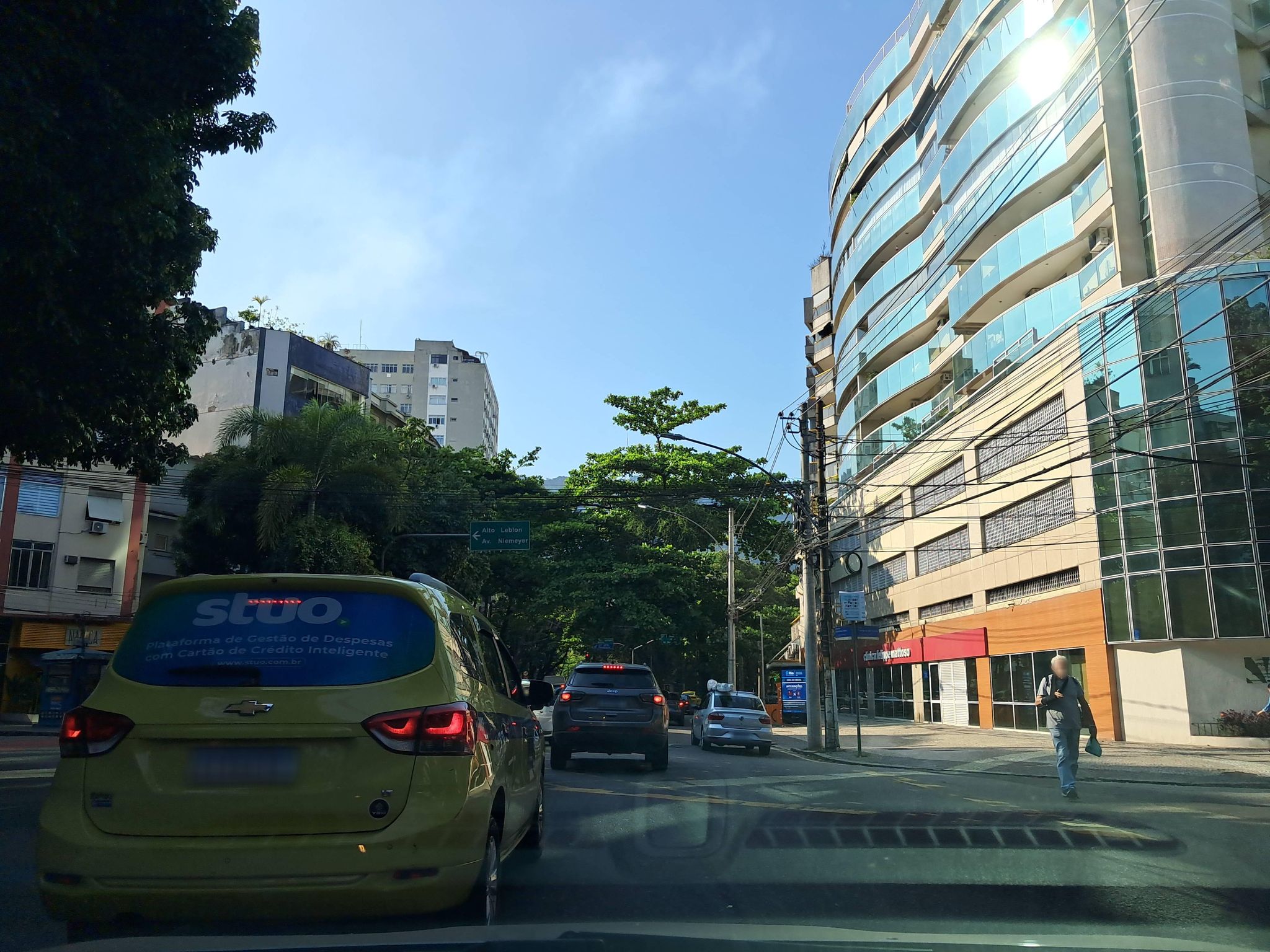 Street-level view near Edifício Reverie, Leblon