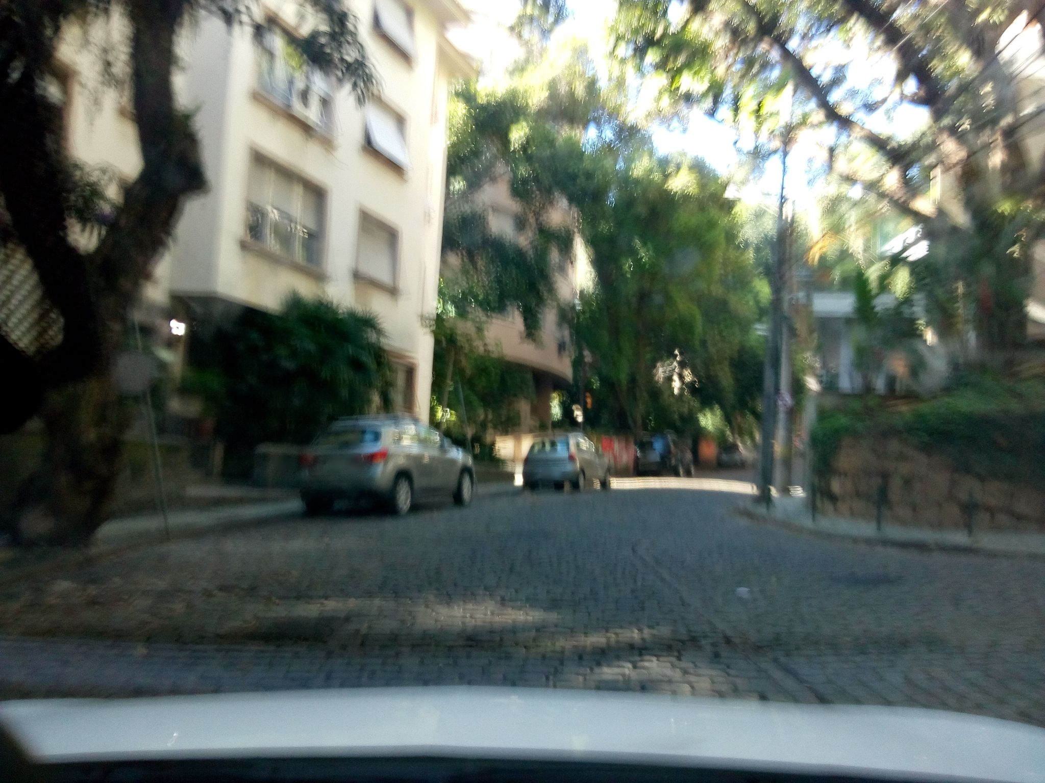 Street-level view near Edifício Rhenania, Leblon