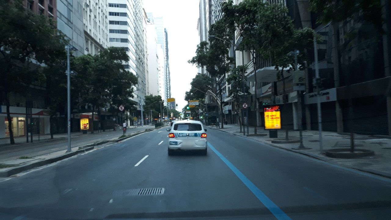 Street-level view near Edifício Riachuelo, Glória