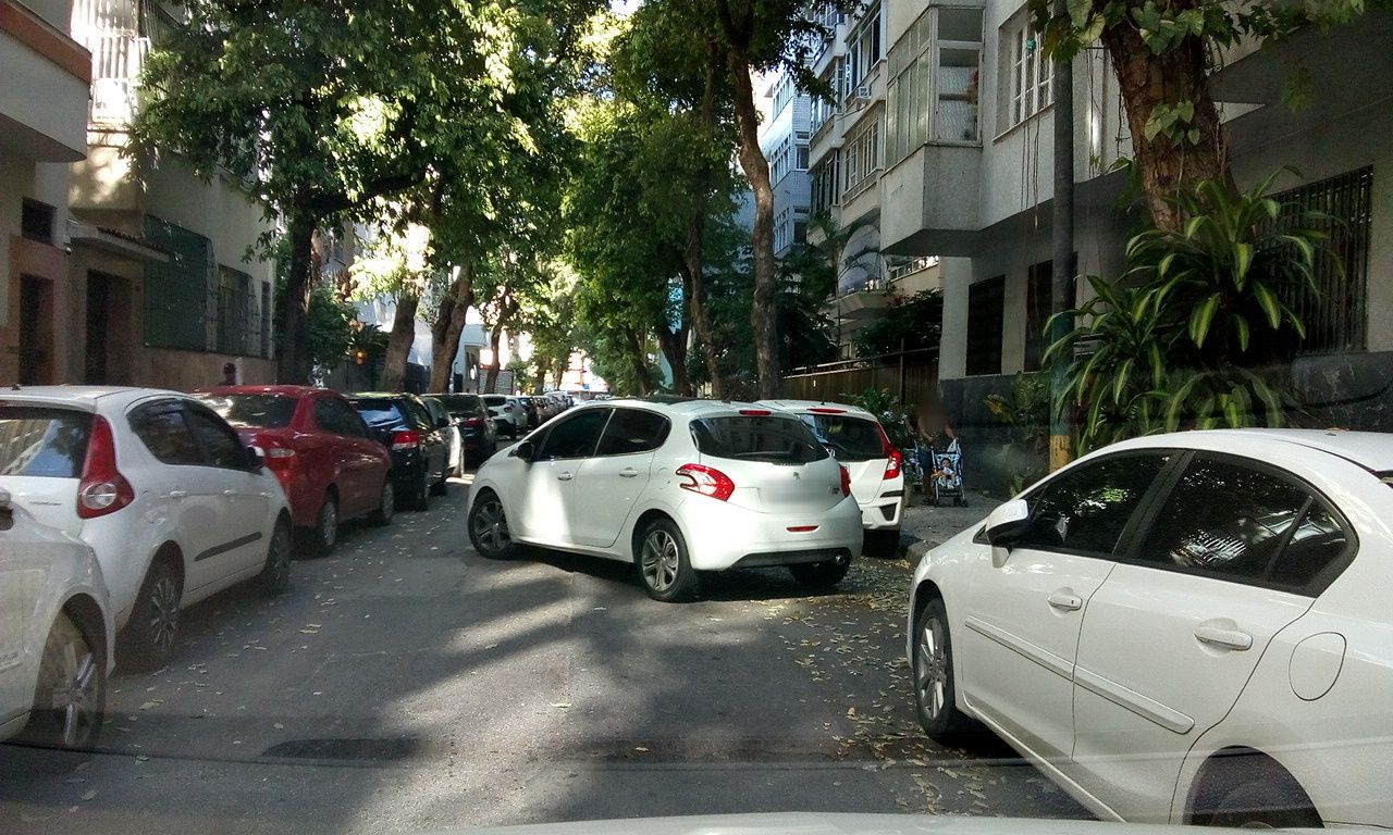 Street-level view near Edifício Rialpa, Catete