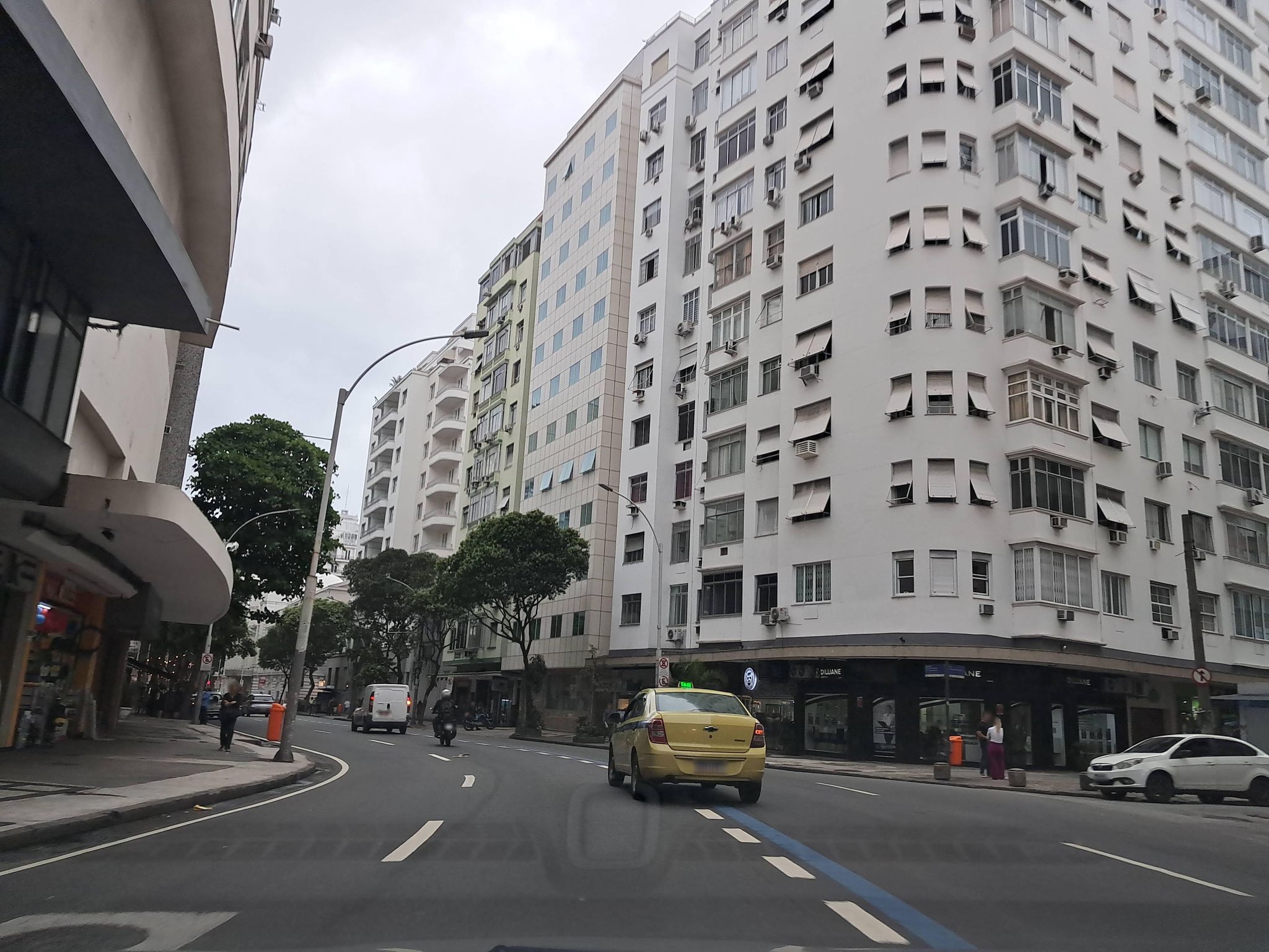 Street-level view near Edifício Ricamar, Copacabana