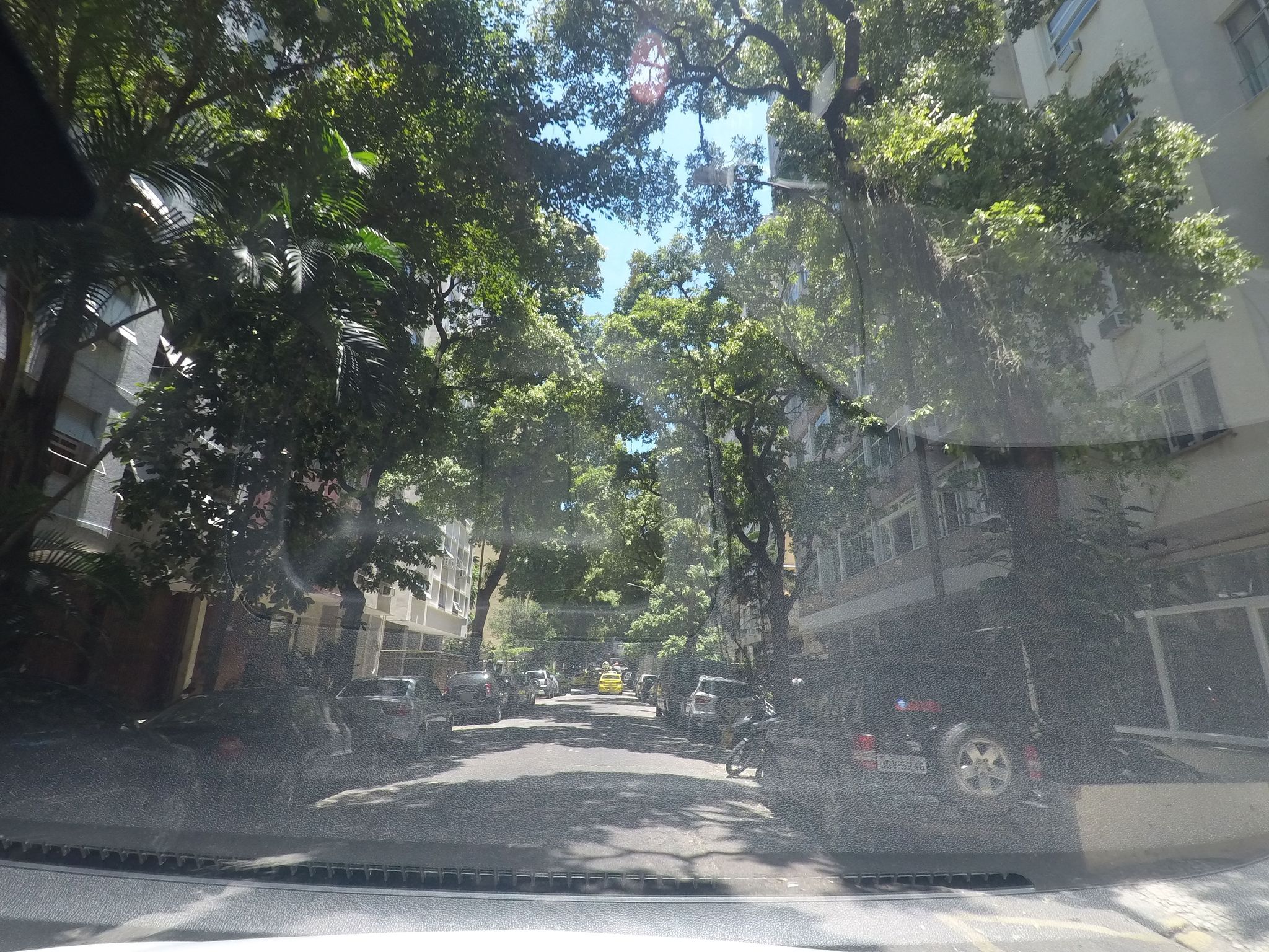 Street-level view near Edifício Rio Alto, Copacabana