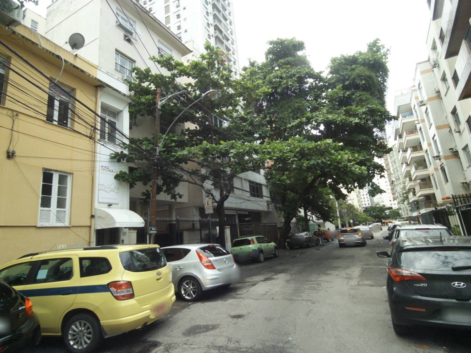 Street-level view near Edifício Rio Antigo, Botafogo