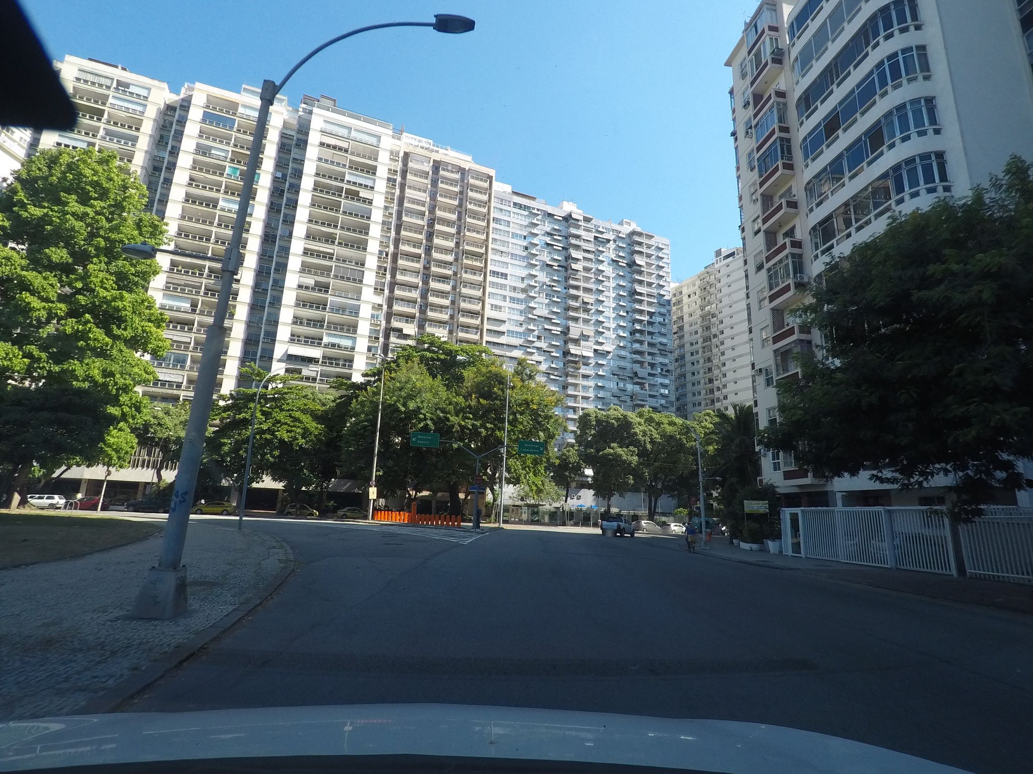 Street-level view near Edifício Rio Azul, Flamengo