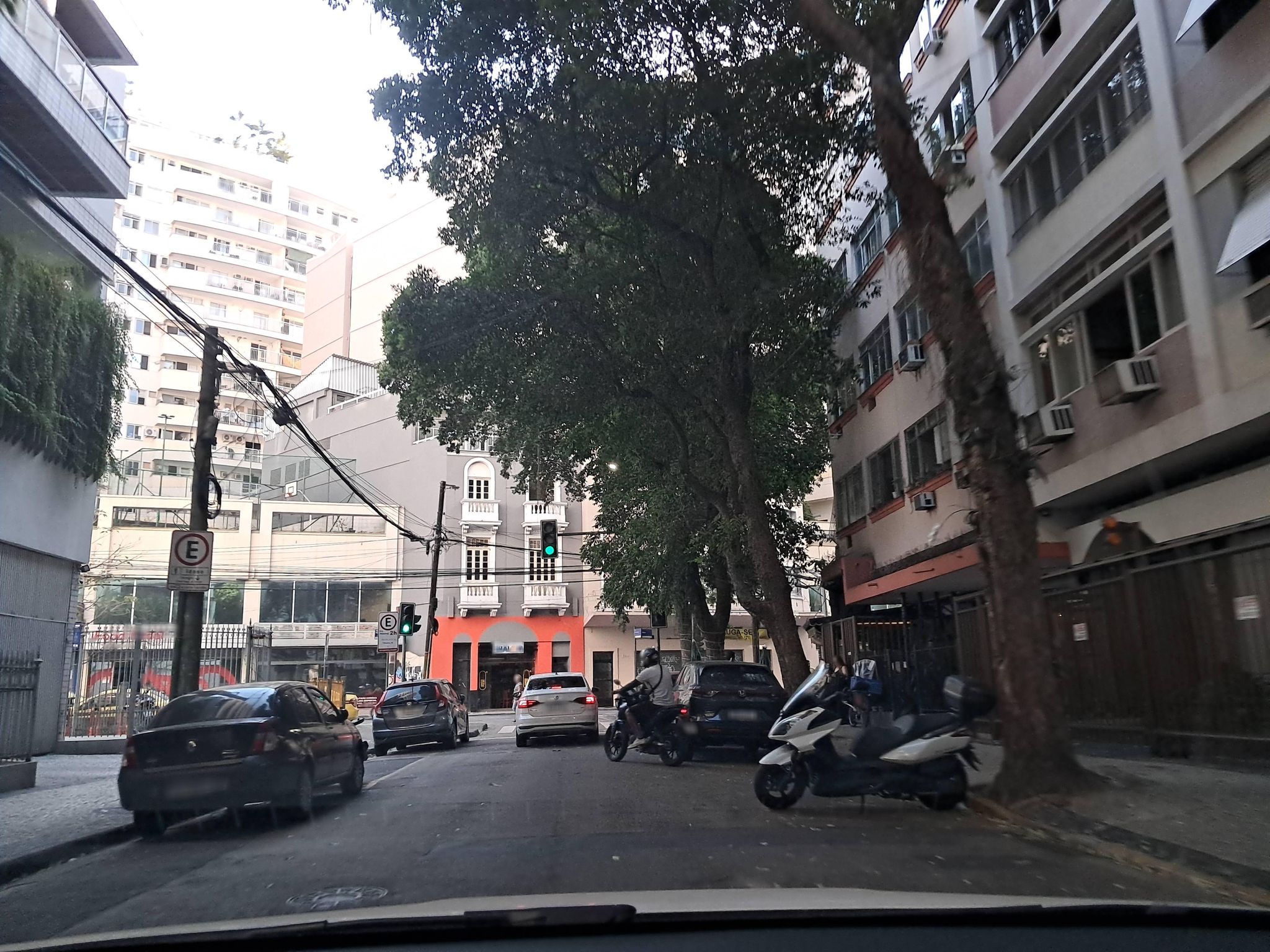 Street-level view near Edifício Rio Belo, Catete