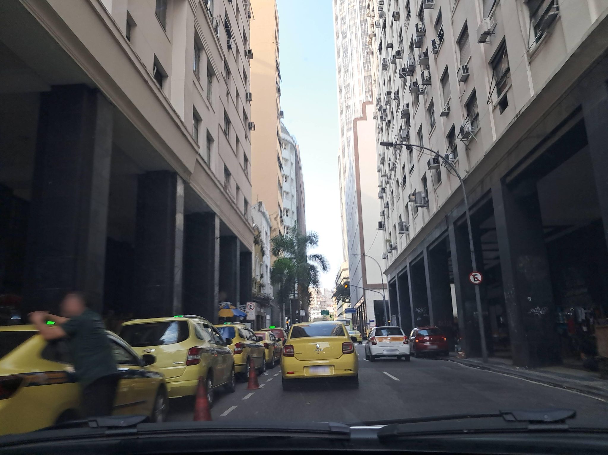 Street-level view near Edifício Rio Branco, Glória