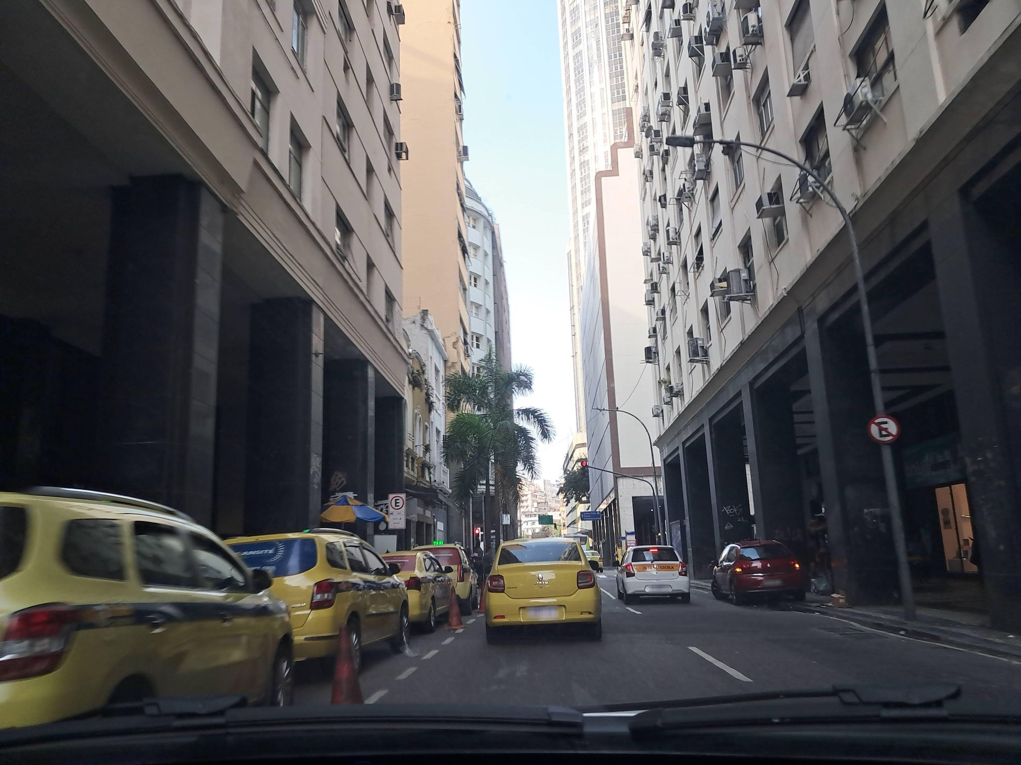 Street-level view near Edifício Rio Branco, Centro