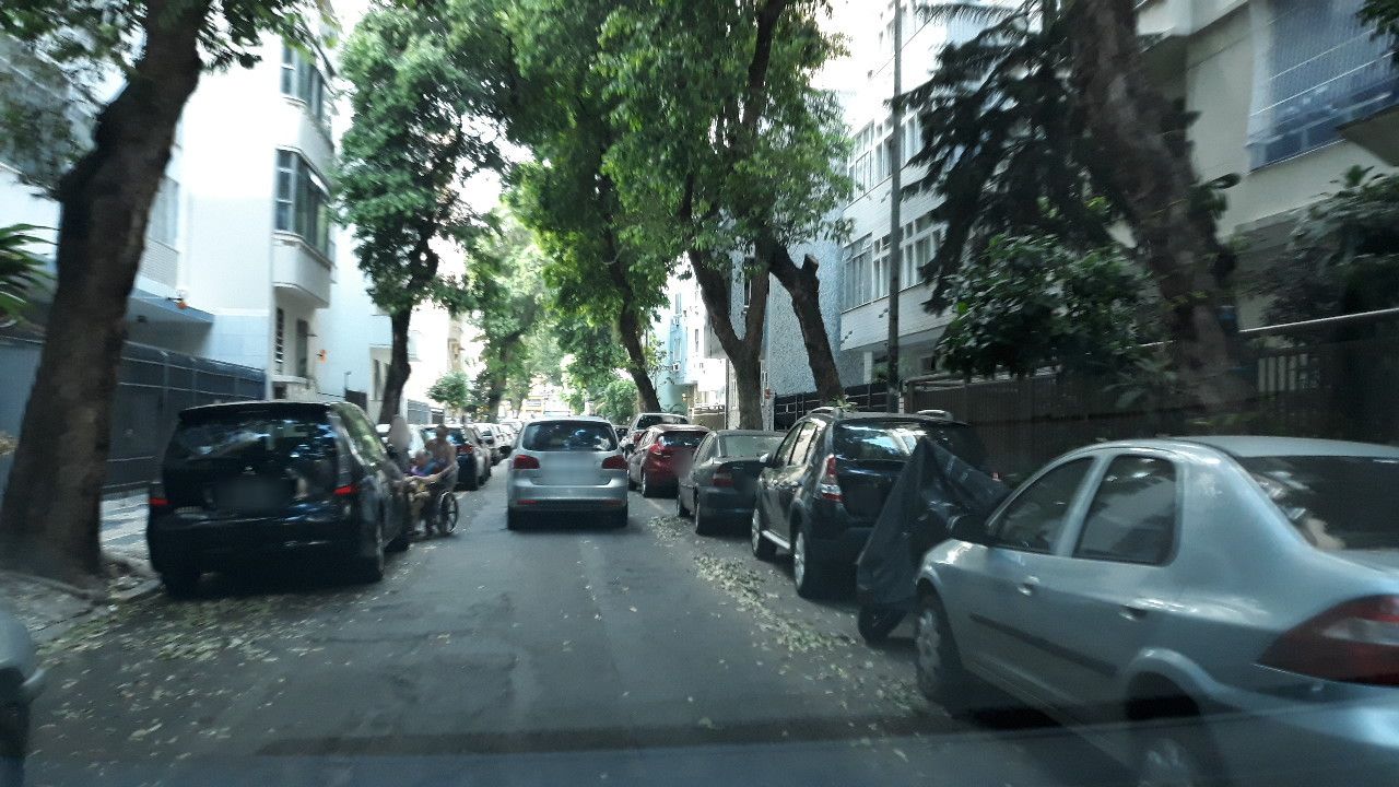 Street-level view near Edifício Rio Claro, Catete