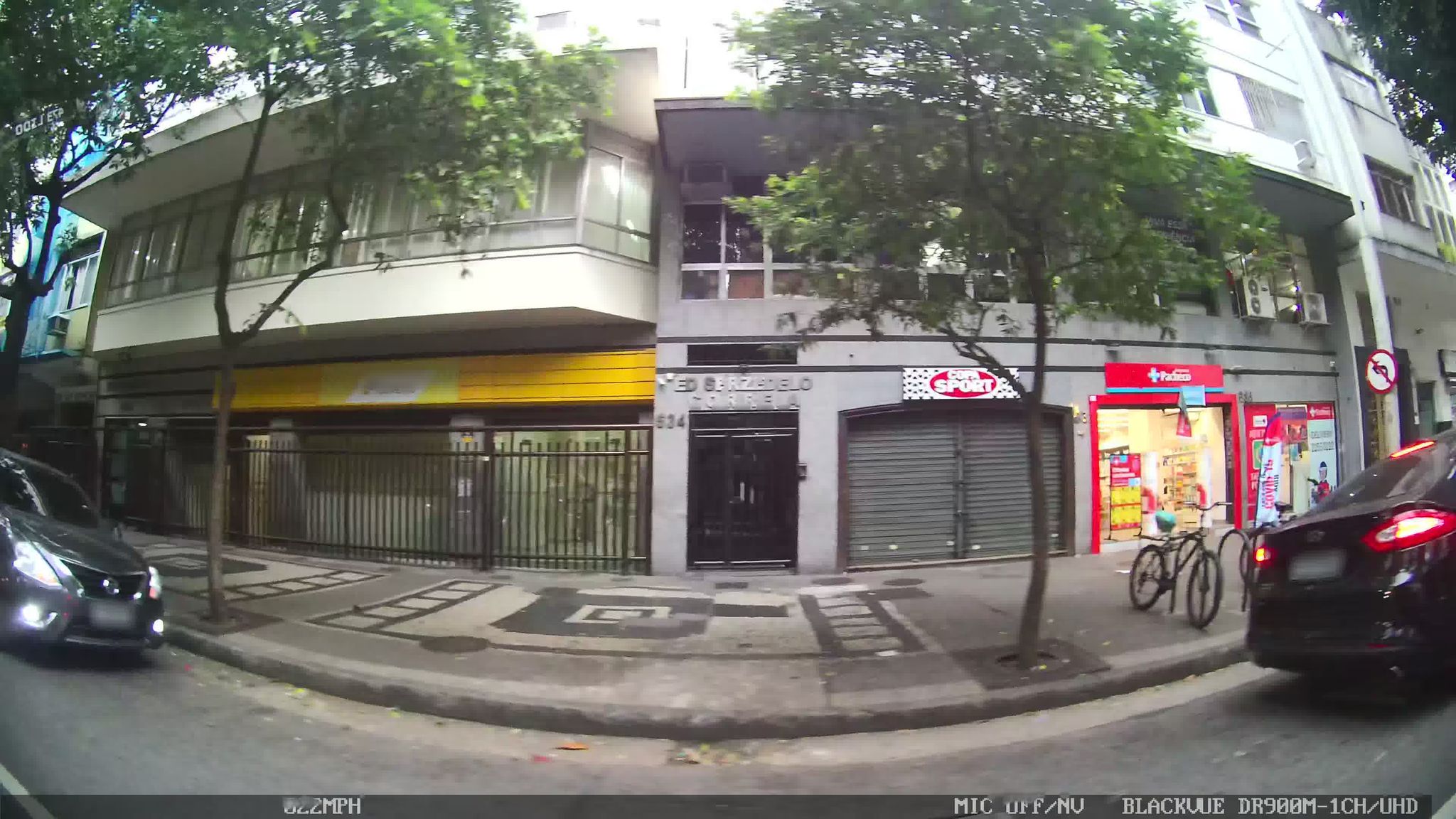 Street-level view near Edifício Rio Copacabana, Leme
