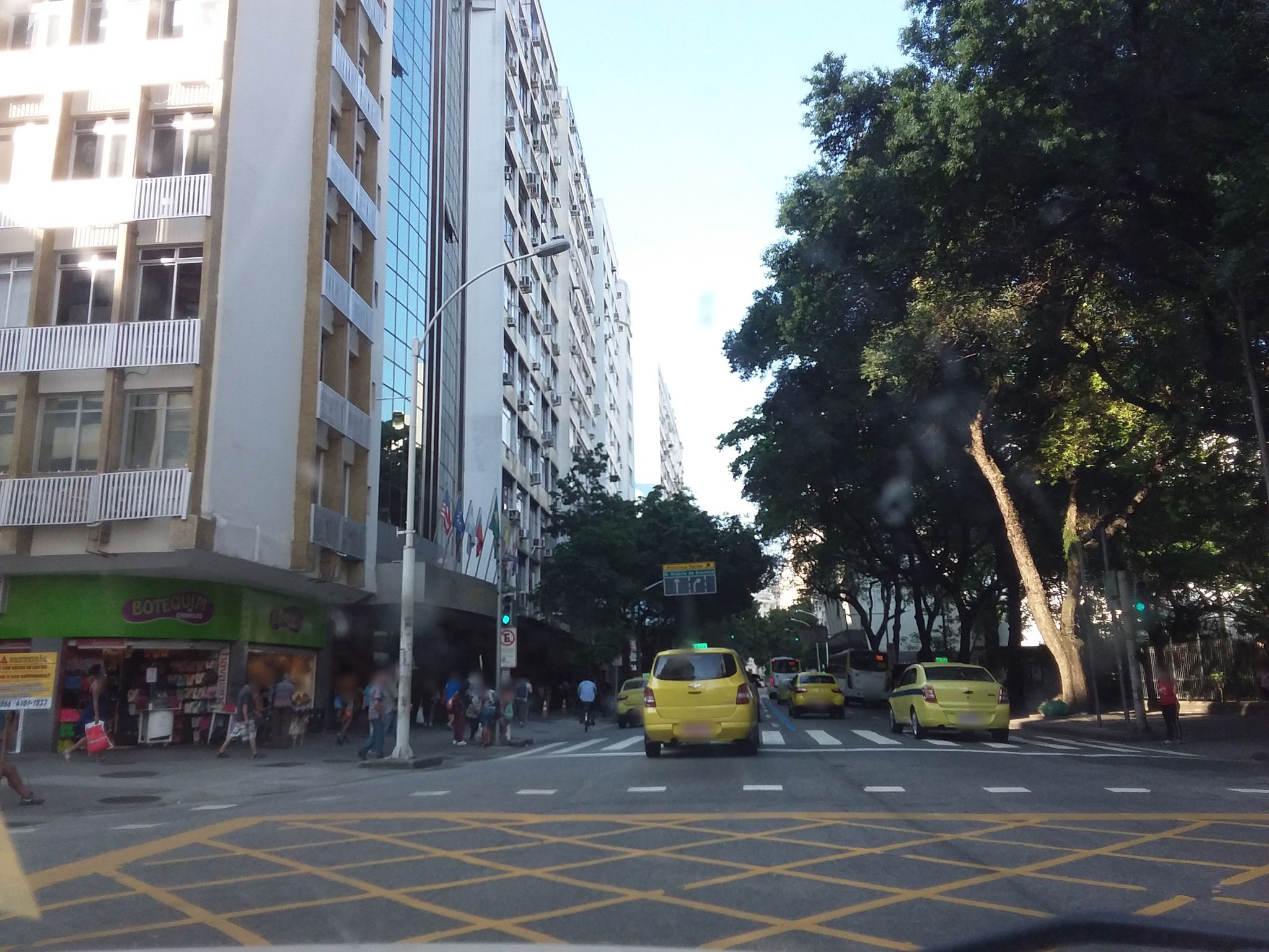 Street-level view near Edifício Rio Copacabana, Copacabana
