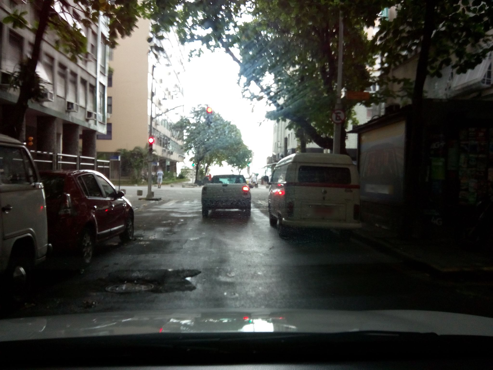 Street-level view near Edifício Rio das Flores, Copacabana