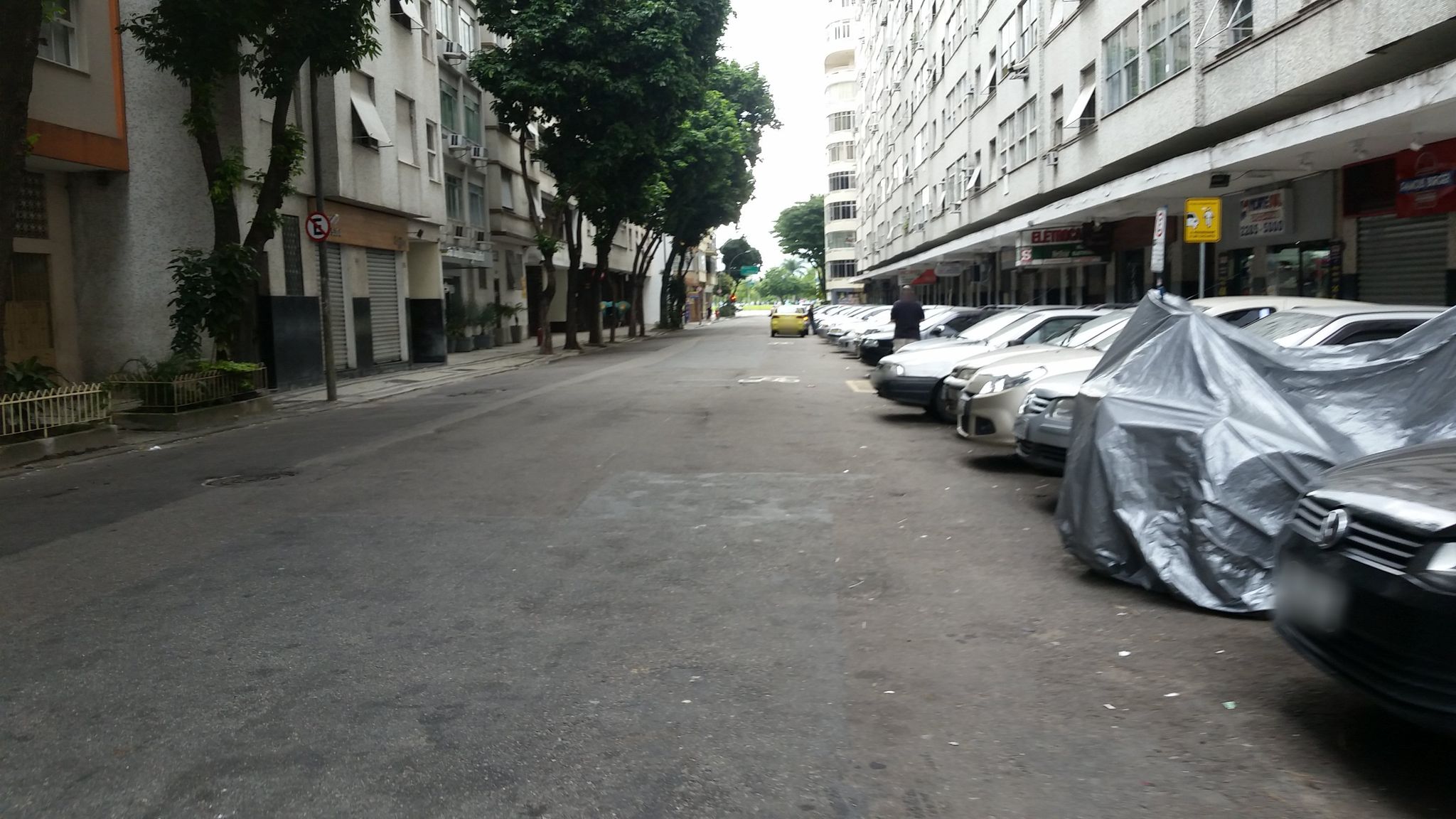 Street-level view near Edifício Rio Jurud, Flamengo