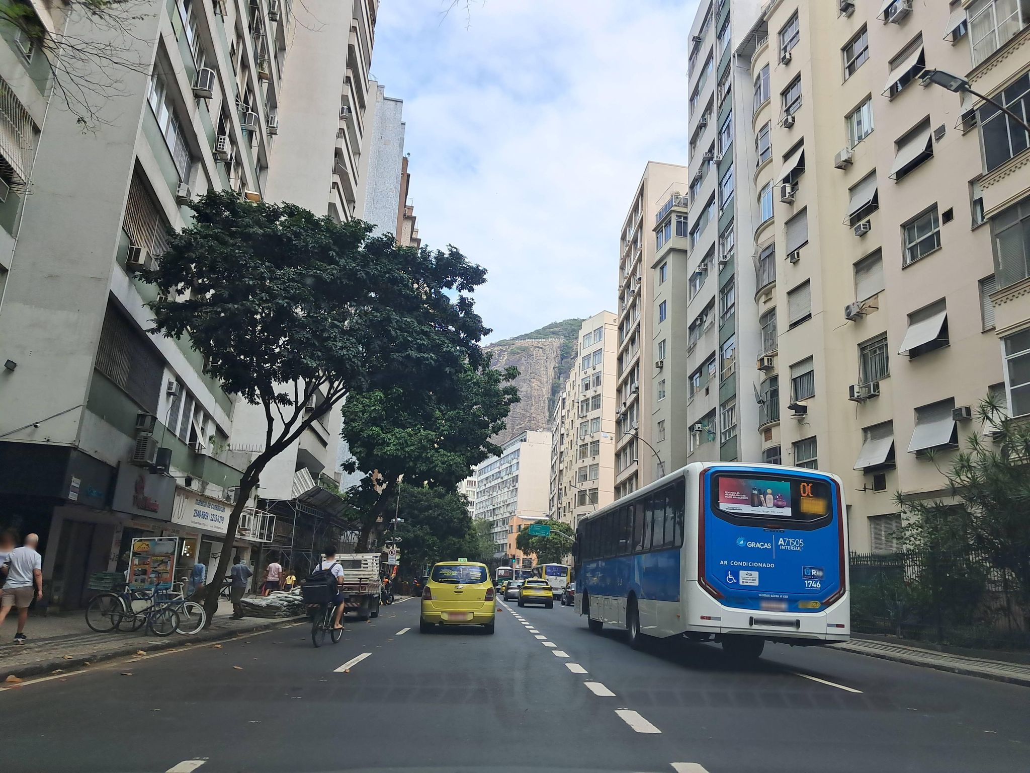 Street-level view near Edifício Rio Lima, Copacabana